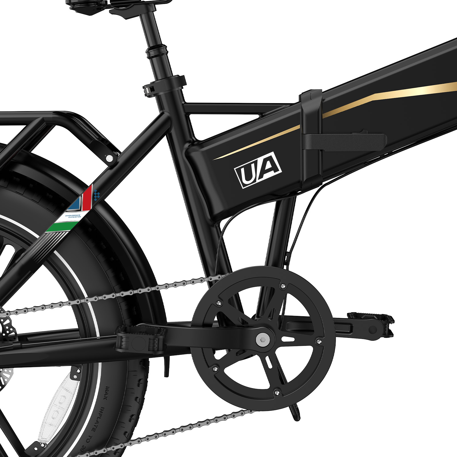 Primer plano del cuadro de una bicicleta eléctrica negra con batería, plato, pedales y rueda trasera sobre fondo blanco.