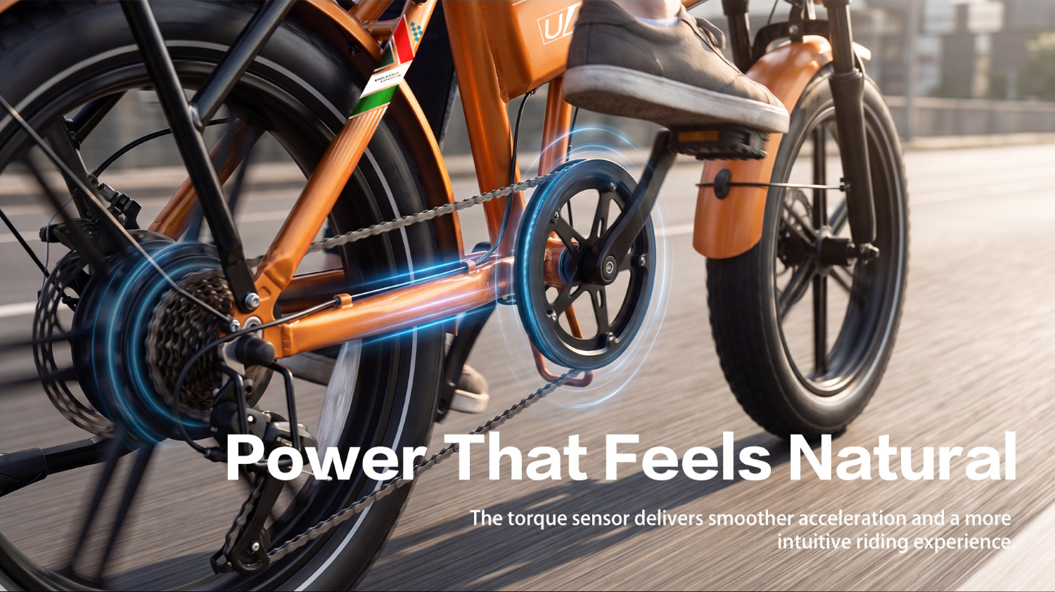 Primer plano de una bicicleta eléctrica naranja en movimiento con transmisión y texto.