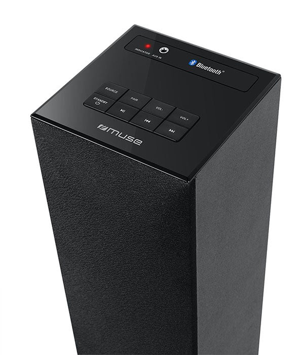Ein schwarzer Turmlautsprecher mit Bedienelementen oben, Bluetooth-Logo und Markennamen.