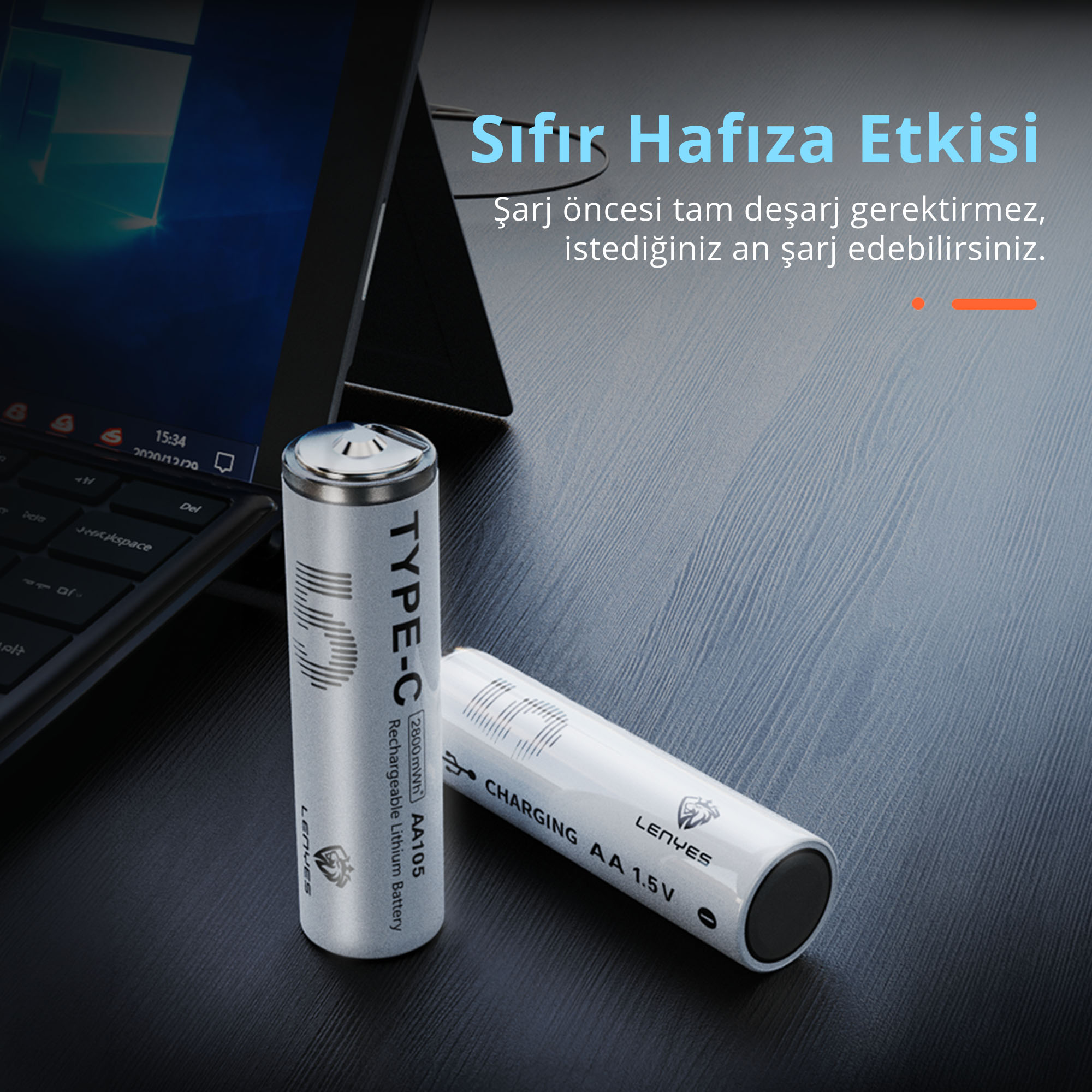 Ahşap masa üzerinde bir tabletin yanında duran iki adet Type-C AA pil.