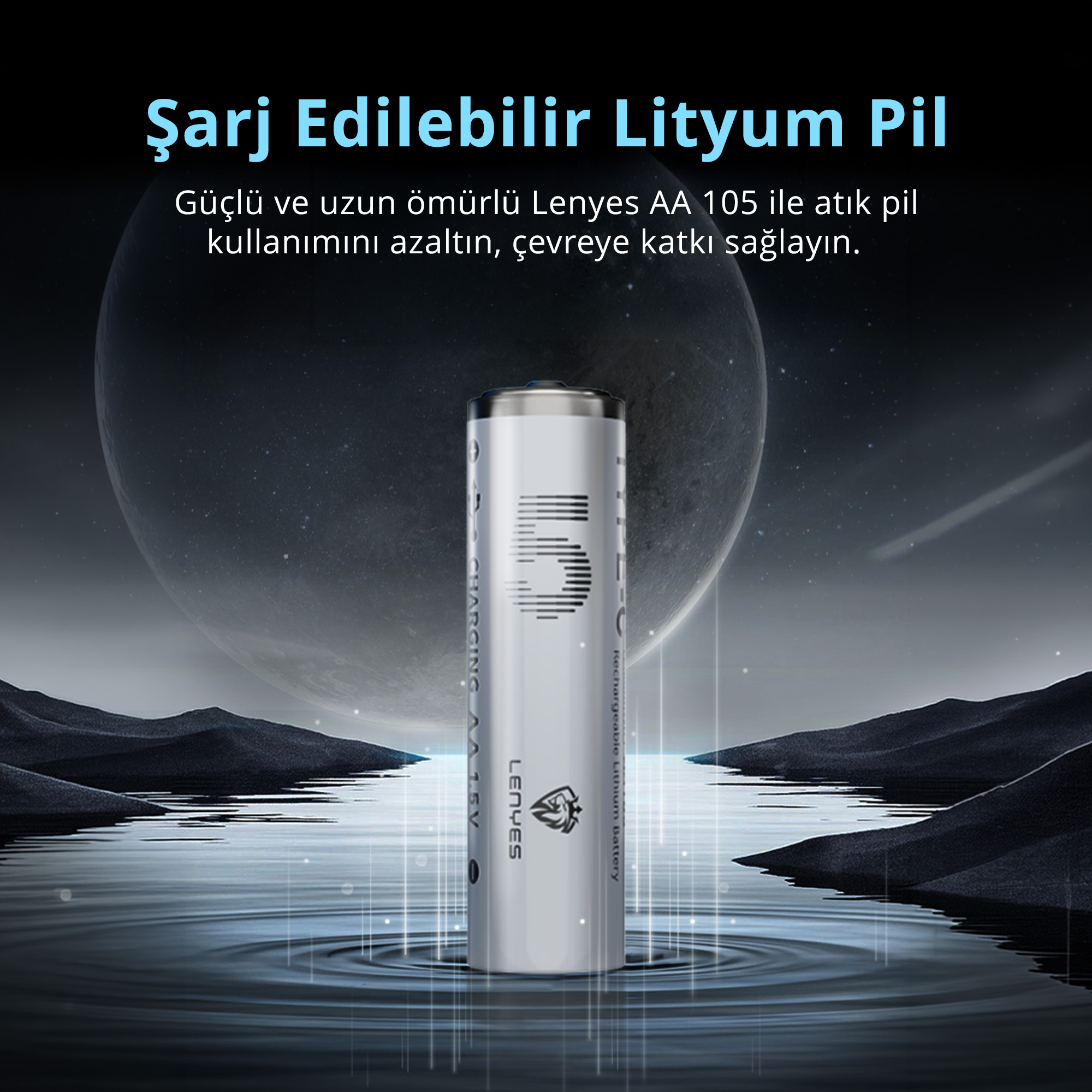 Arka planda ay ışıklı bir manzara ile suyun üzerinde dikey olarak duran Lenyes AA şarj edilebilir lityum pil.