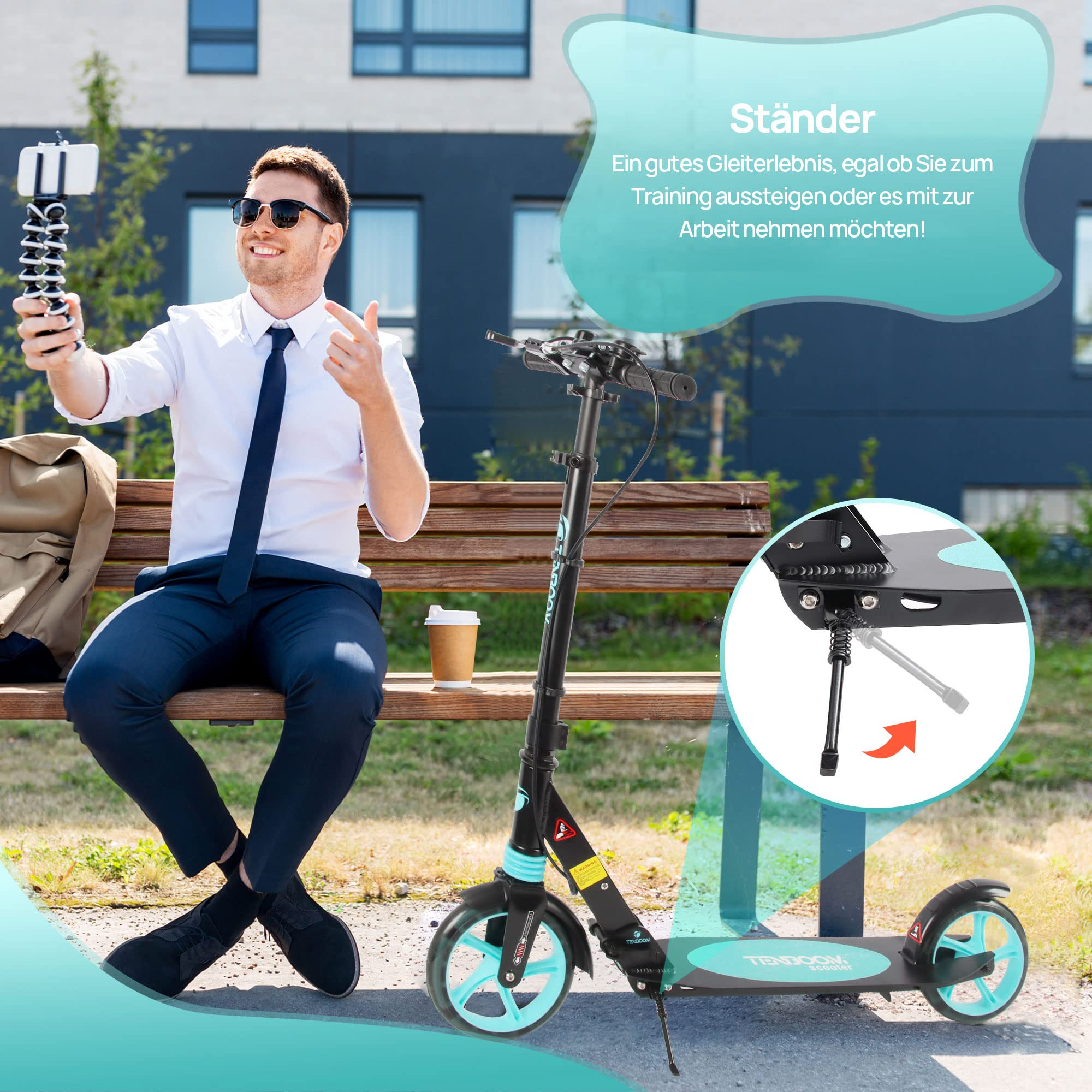 Ein Geschäftsmann sitzt auf einer Bank, filmt sich mit dem Handy, neben ihm steht ein schwarzer Roller.