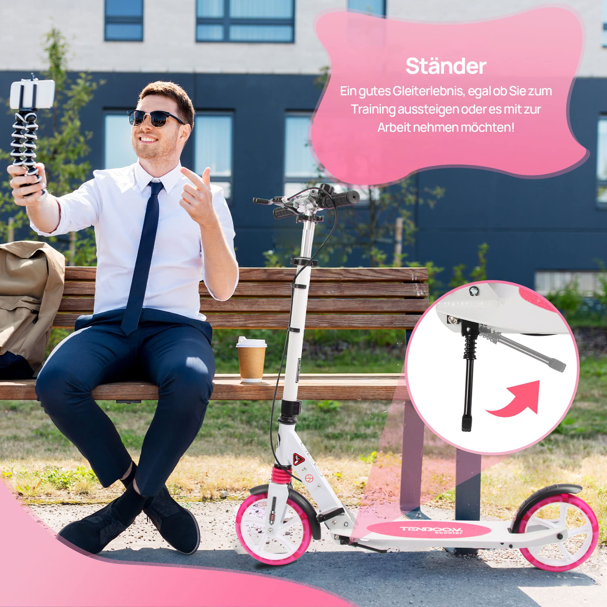 Ein Mann im Anzug sitzt auf einer Parkbank und filmt sich vor einem weißen Tretroller mit pinken Akzenten.