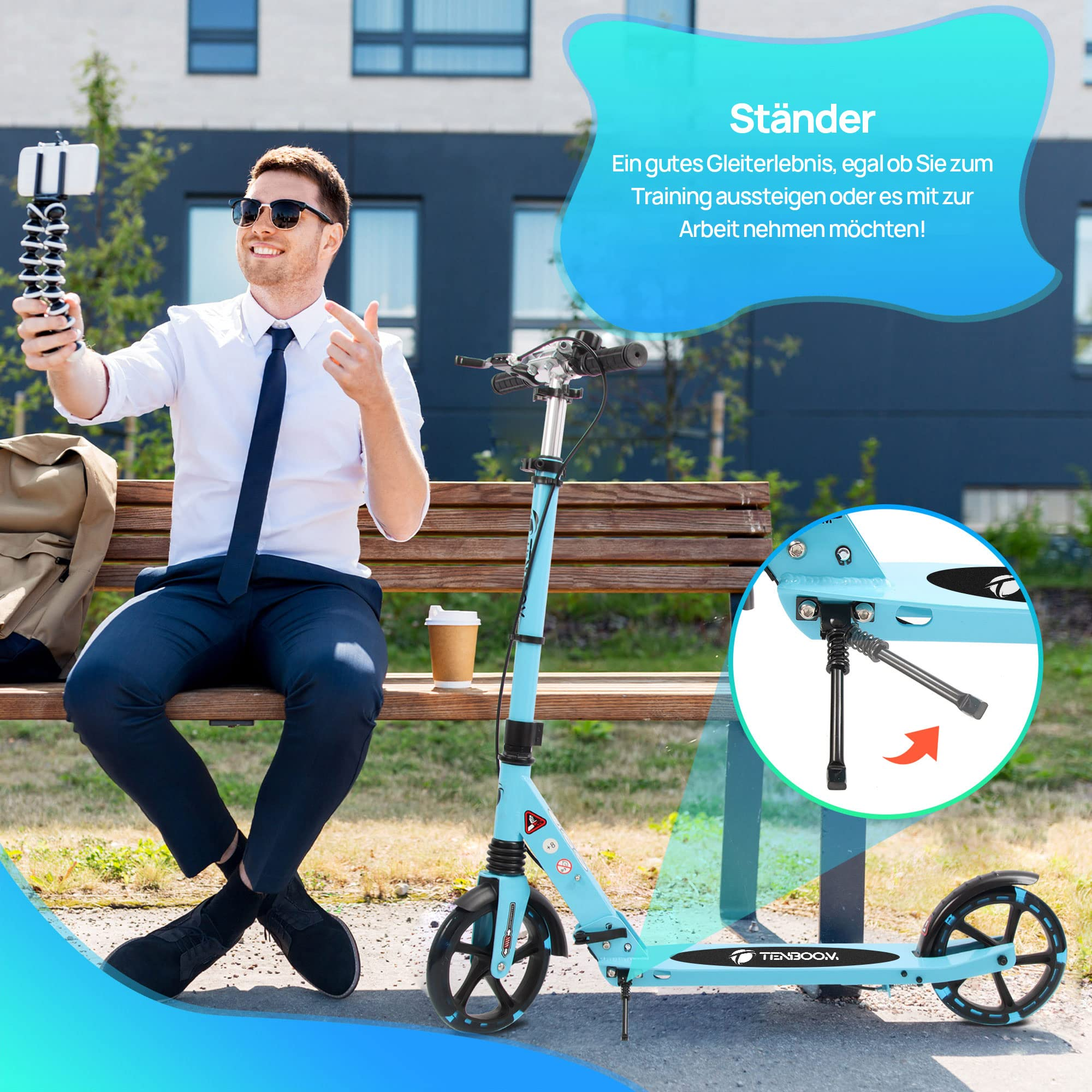Ein Mann im Anzug sitzt auf einer Bank, hält ein Handy auf einem Stativ und lächelt, während ein blauer Tretroller im Vordergrund steht.
