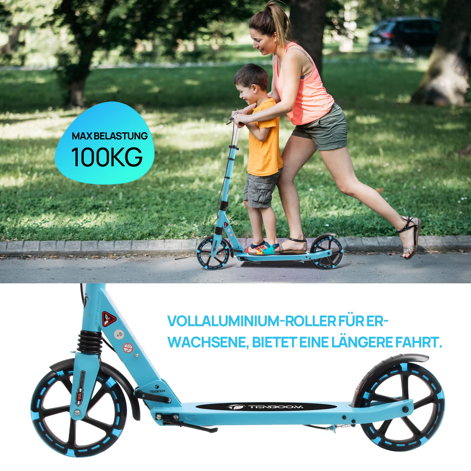 Eine Frau und ein Junge fahren zusammen auf einem blauen Tretroller in einem Park.