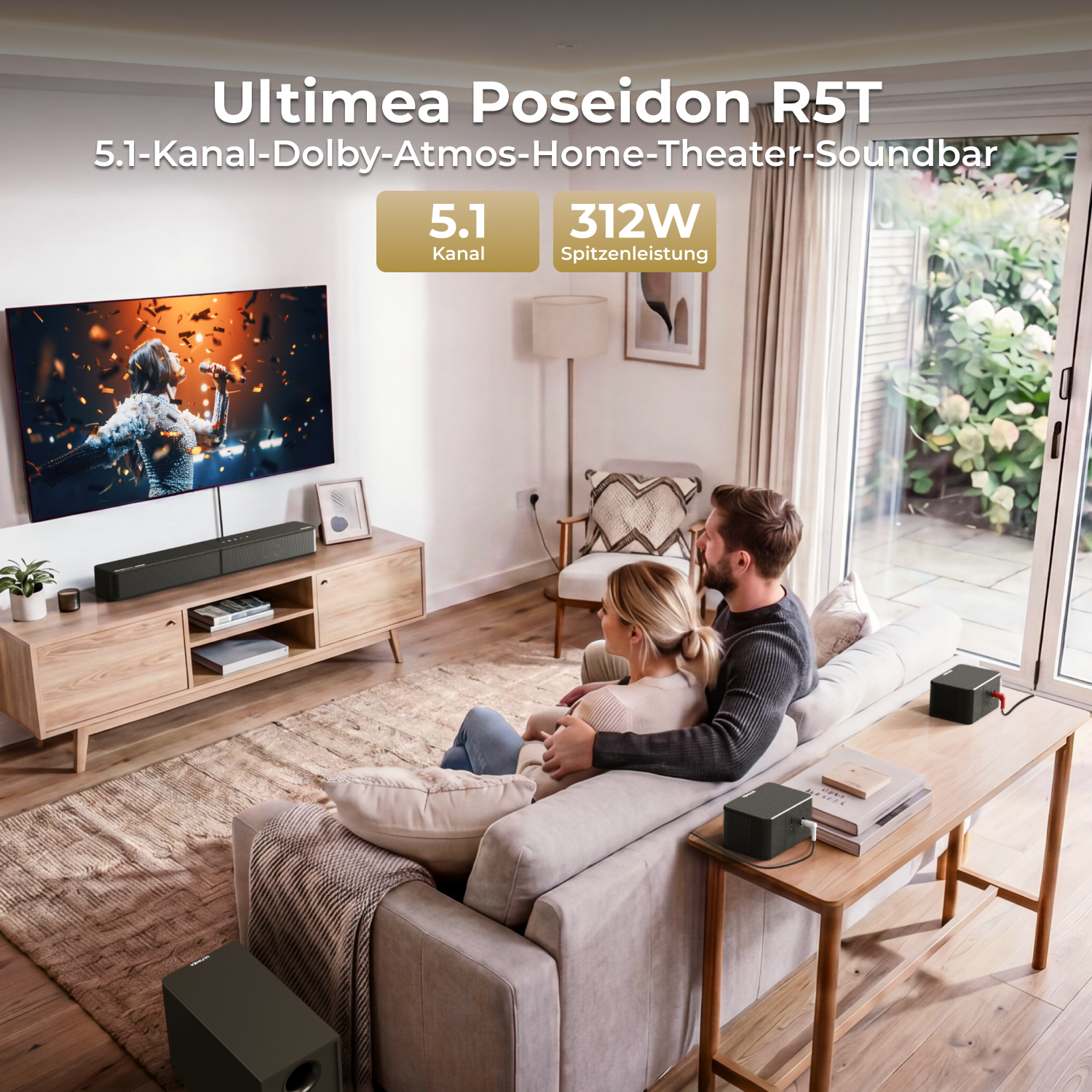 Wohnzimmer mit Paar auf Sofa, Soundbar unter TV und Lautsprechern.