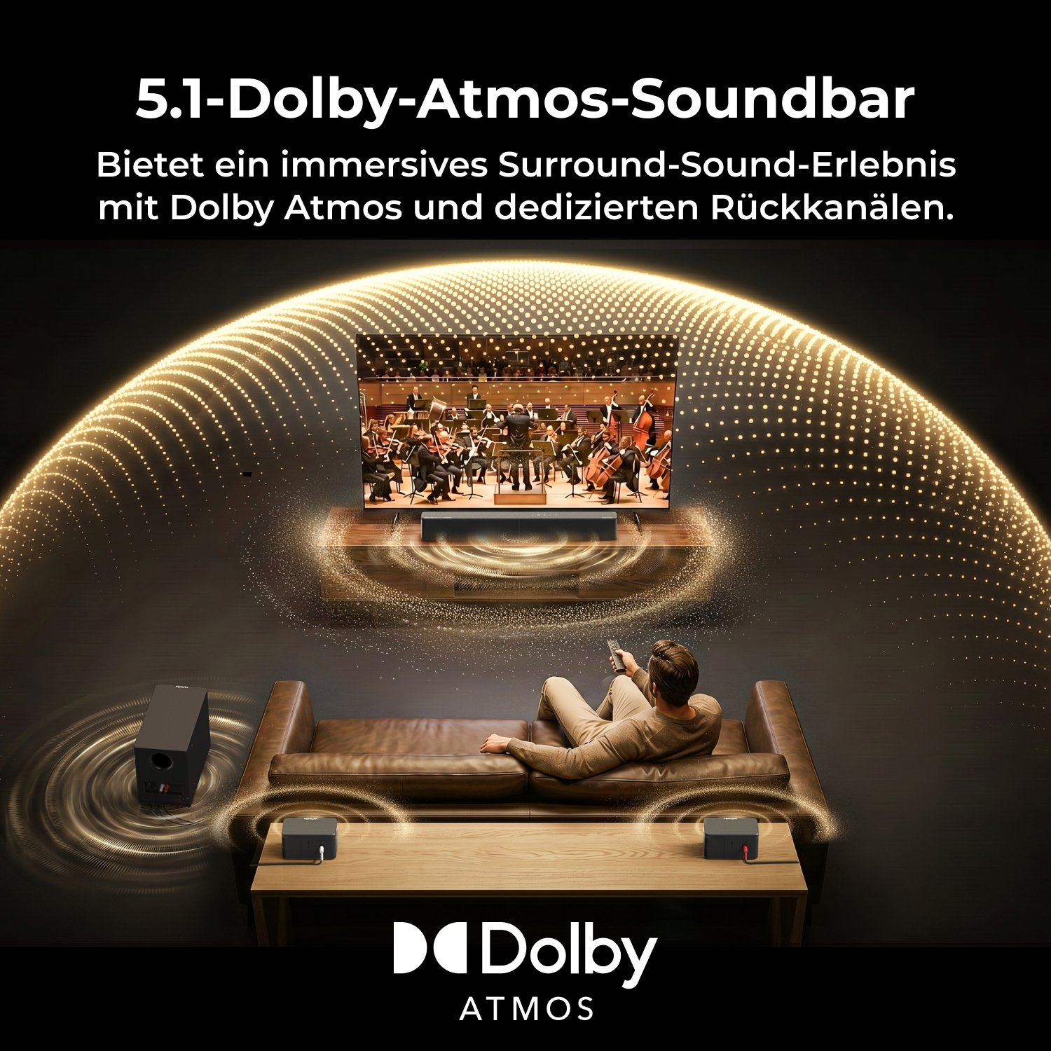 Eine Person sitzt auf einer Couch und genießt Surround-Sound von einer Dolby Atmos Soundbar und Lautsprechern.
