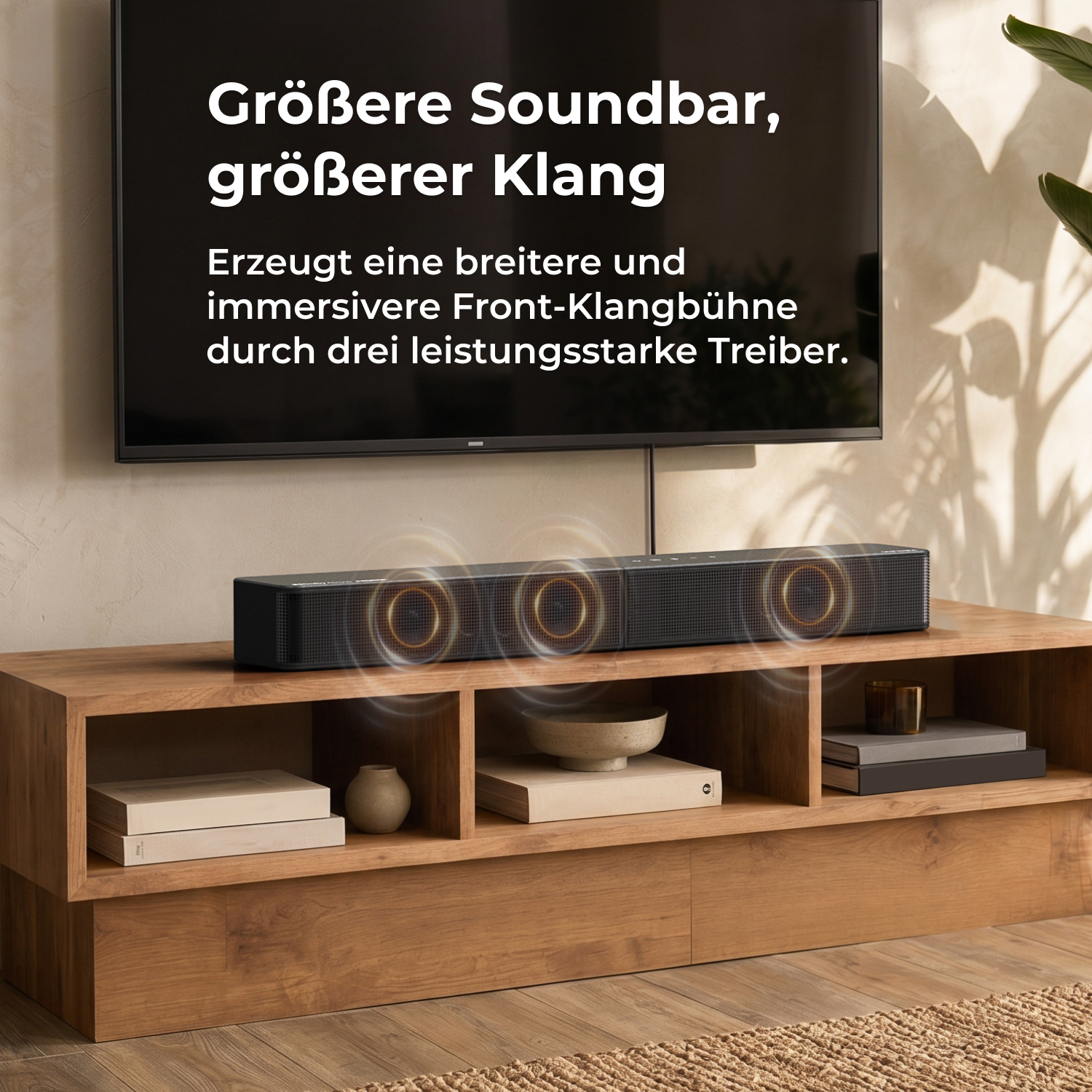 Eine Soundbar auf einem Holzmöbel unter einem Fernseher mit Textoverlay, der für besseren Klang wirbt.