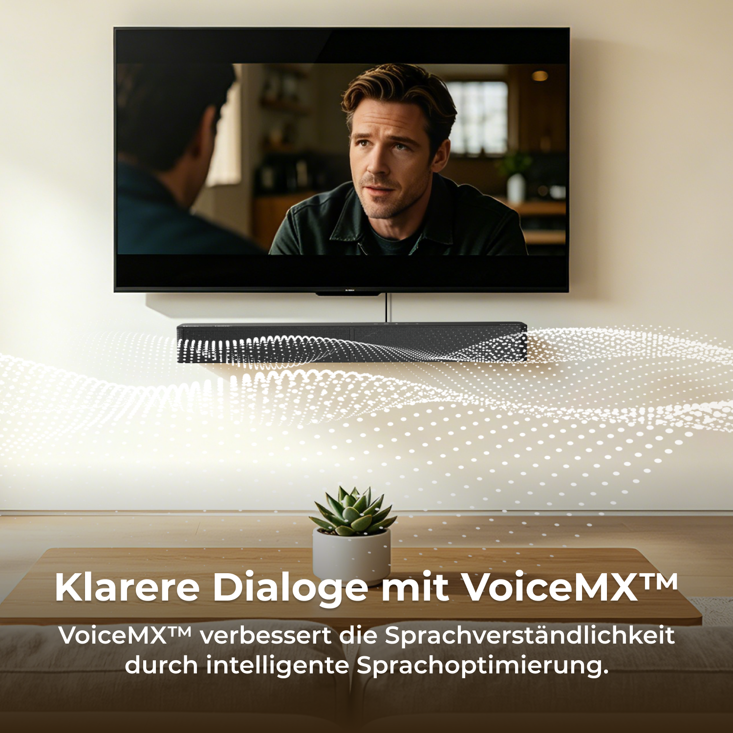 Ein Fernseher und eine Soundbar an der Wand zeigen eine Filmszene, davor steht eine Topfpflanze auf einem Tisch.