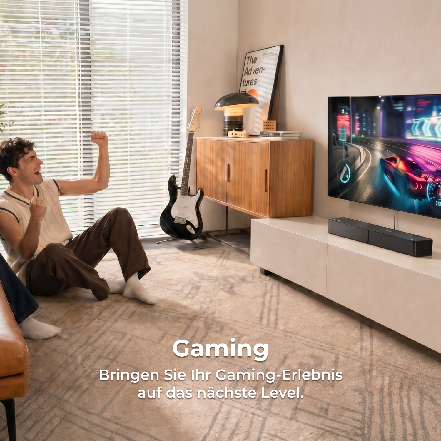 Ein Mann sitzt jubelnd auf dem Boden und spielt Rennspiel auf großem Fernseher im modernen Wohnzimmer.