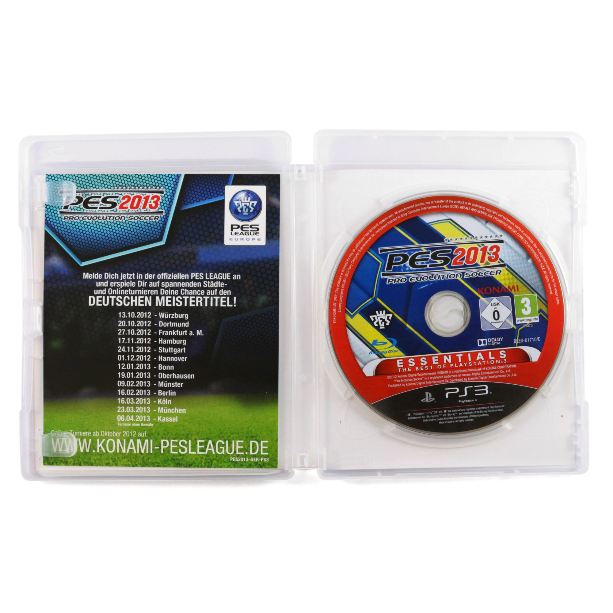 Offene Hülle der PS3-Spiel-Disk PES 2013 mit beiliegendem Turnier-Flyer auf weißem Hintergrund.