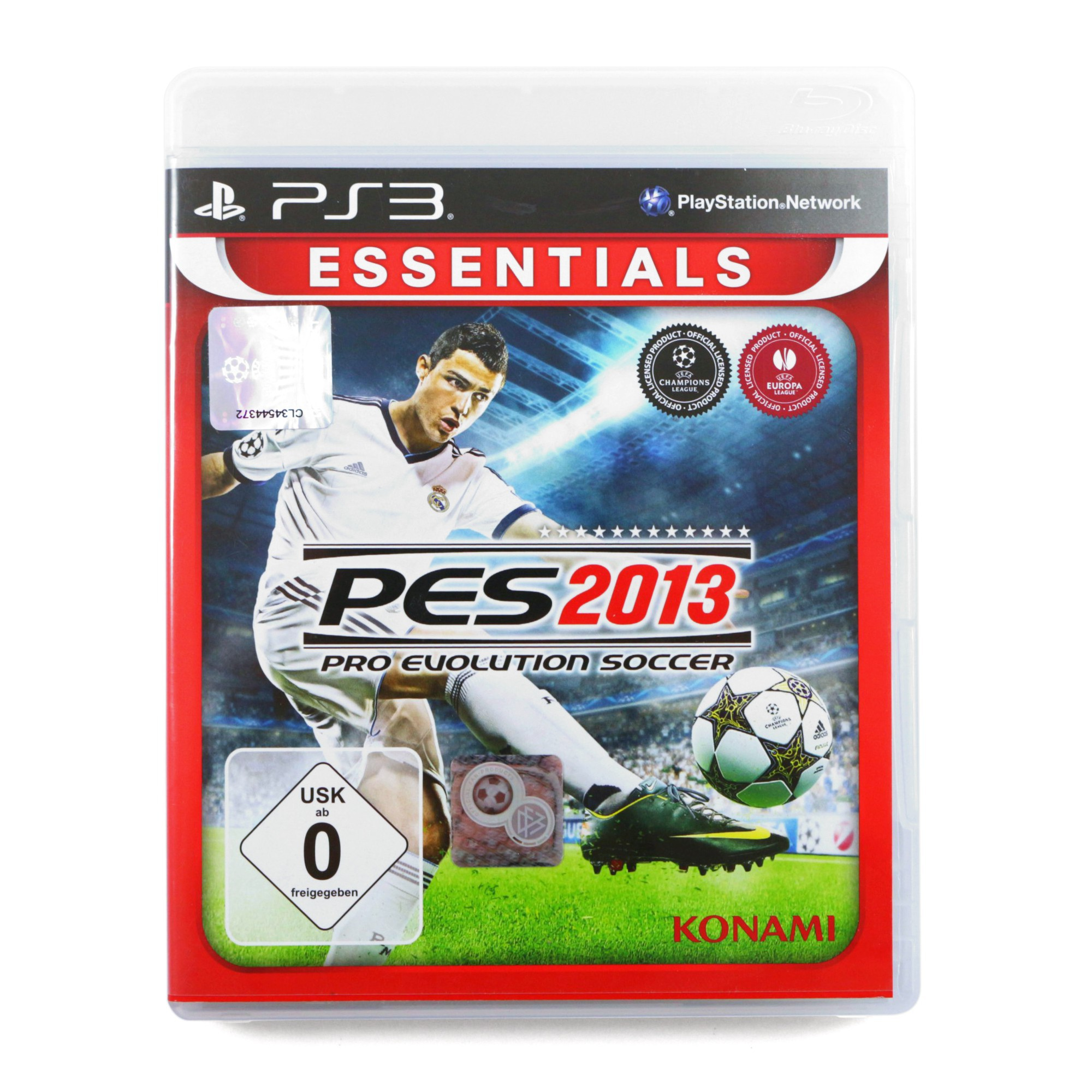 PlayStation 3-Spielhülle von PES 2013 Essentials mit einem Fußballer, der einen Ball schießt.