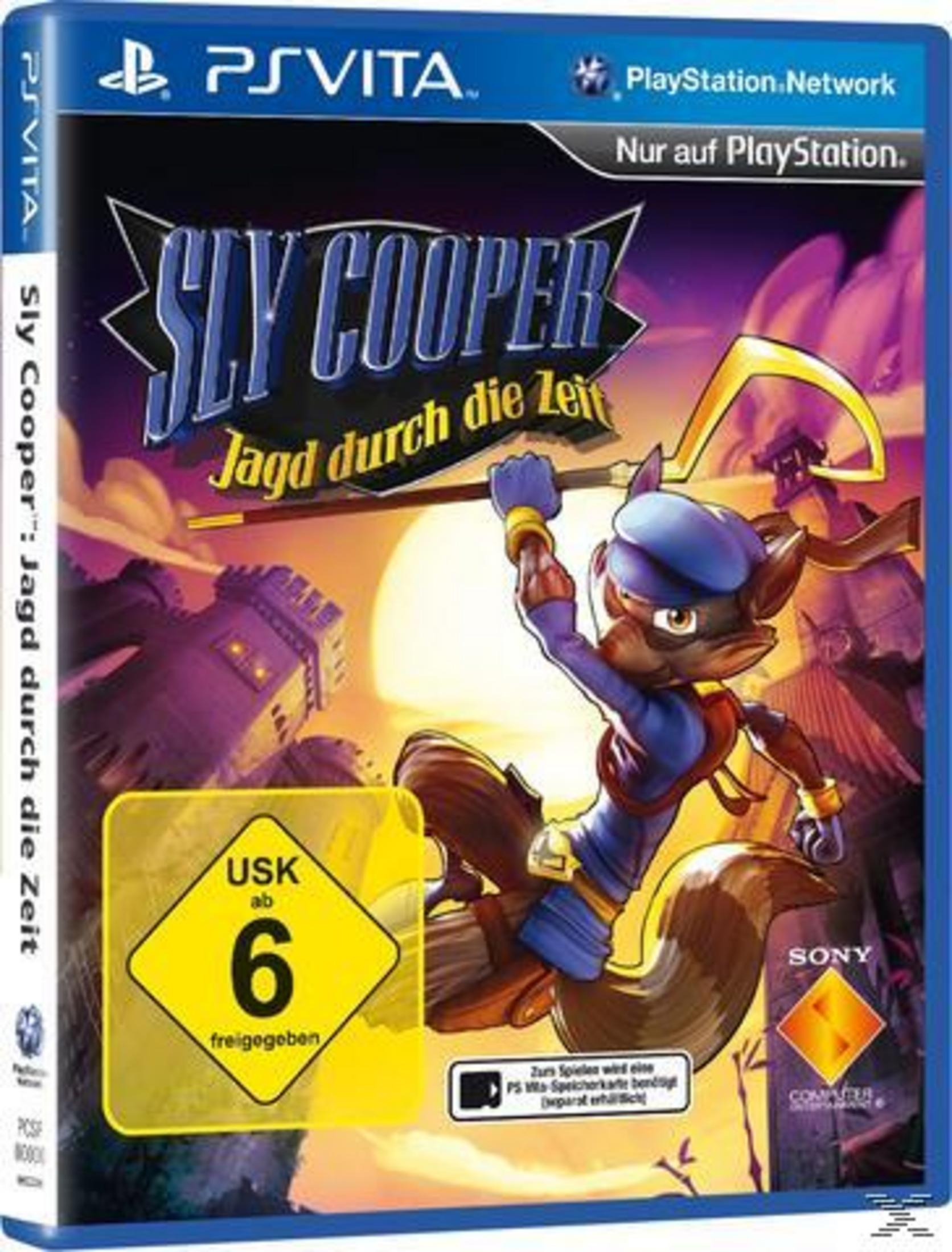 PS Vita Spielverpackung von Sly Cooper: Jagd durch die Zeit mit Sly Cooper in Kampfhaltung vor einer Burg.