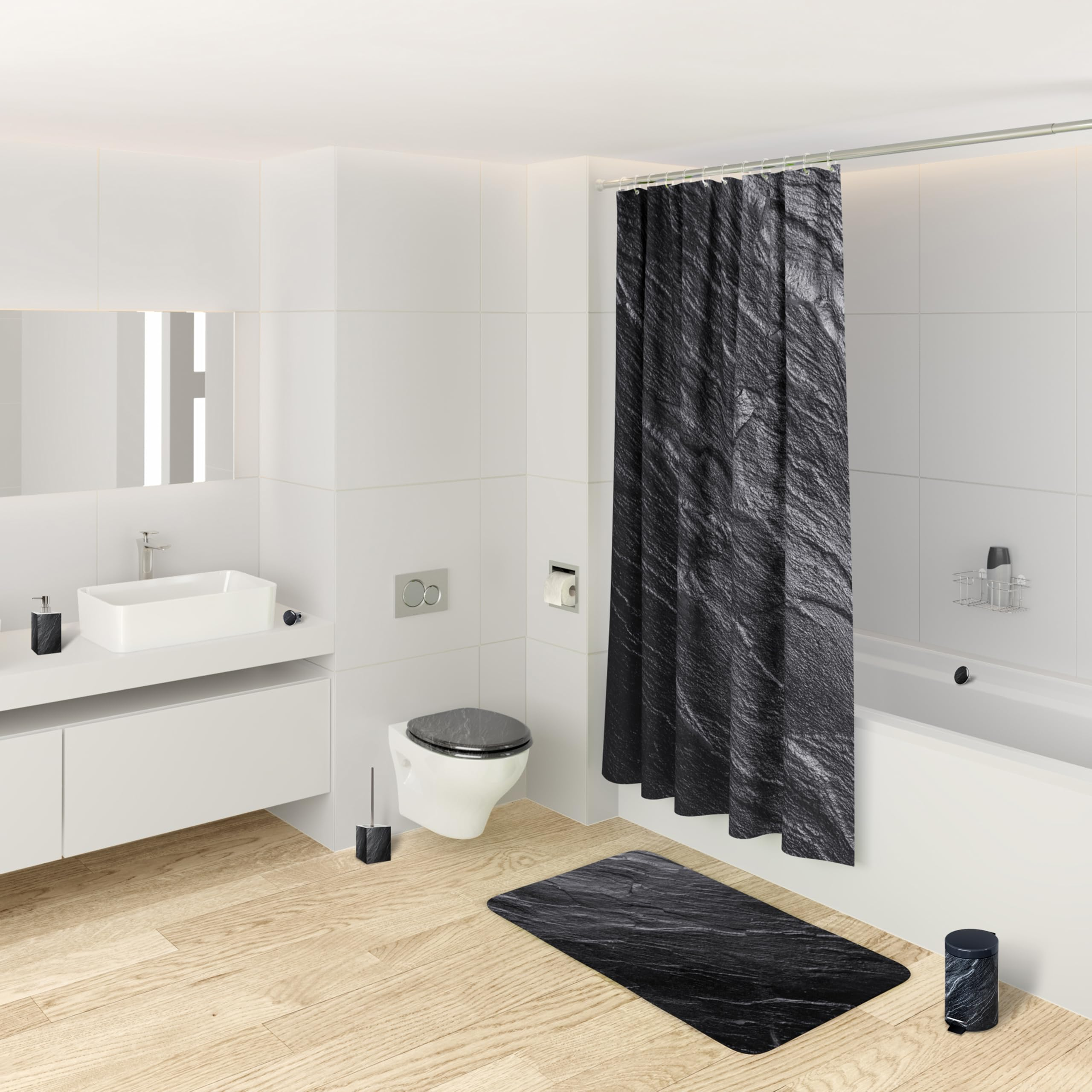 Modernes weißes Badezimmer mit Duschvorhang, Badematte, Toilette und Waschbecken in schwarzer Steinoptik.