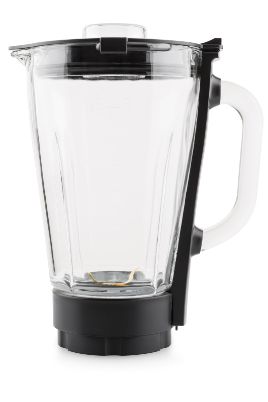 Ein gläserner Mixerbehälter mit schwarzem Sockel, Deckel und weißem Griff auf weißem Grund.