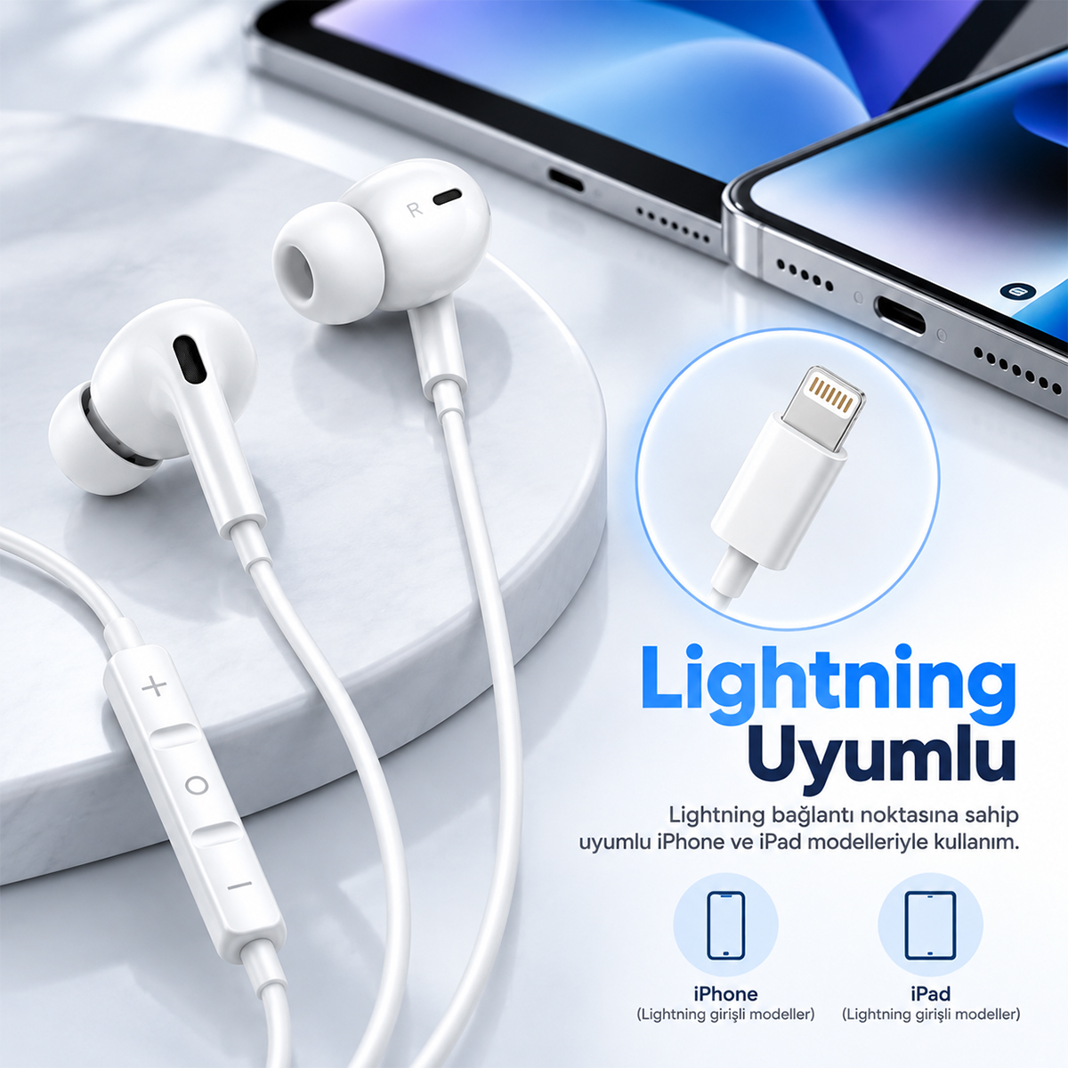 Lightning konnektörlü ve ses kontrollü beyaz kablolu kulaklık, arka planda cihazlarla birlikte beyaz bir zemin üzerinde.