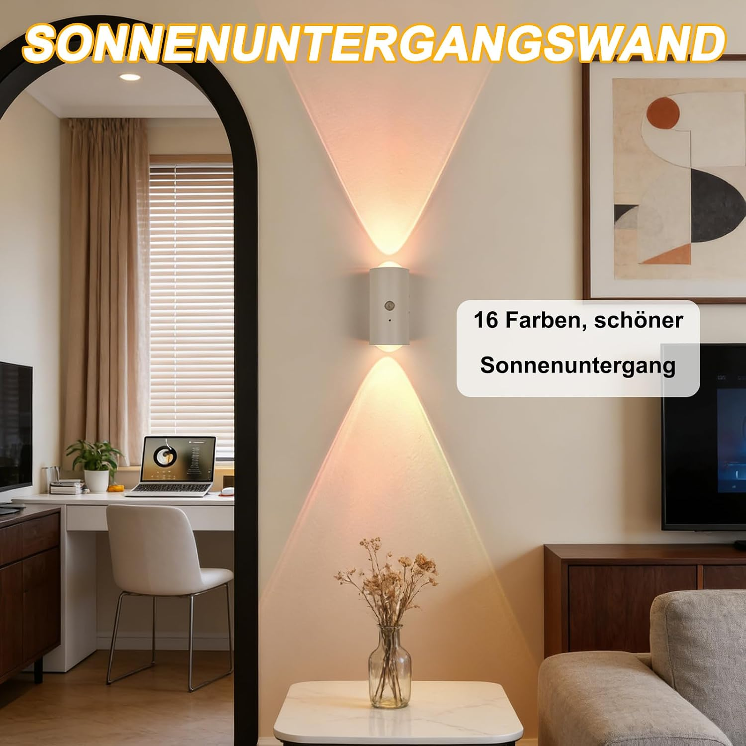 Eine Wandlampe wirft Lichtkegel an die Wand in einem Wohnzimmer mit Schreibtisch und Sofa.