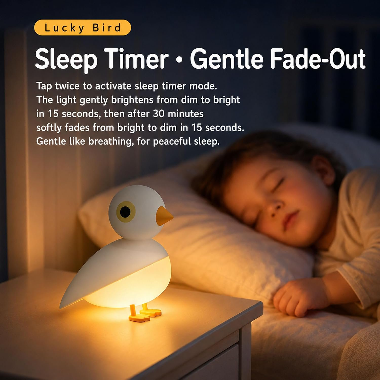 Eine weiße Vogel-Nachtlampe leuchtet auf einem Nachttisch, während ein Kind im Bett schläft.