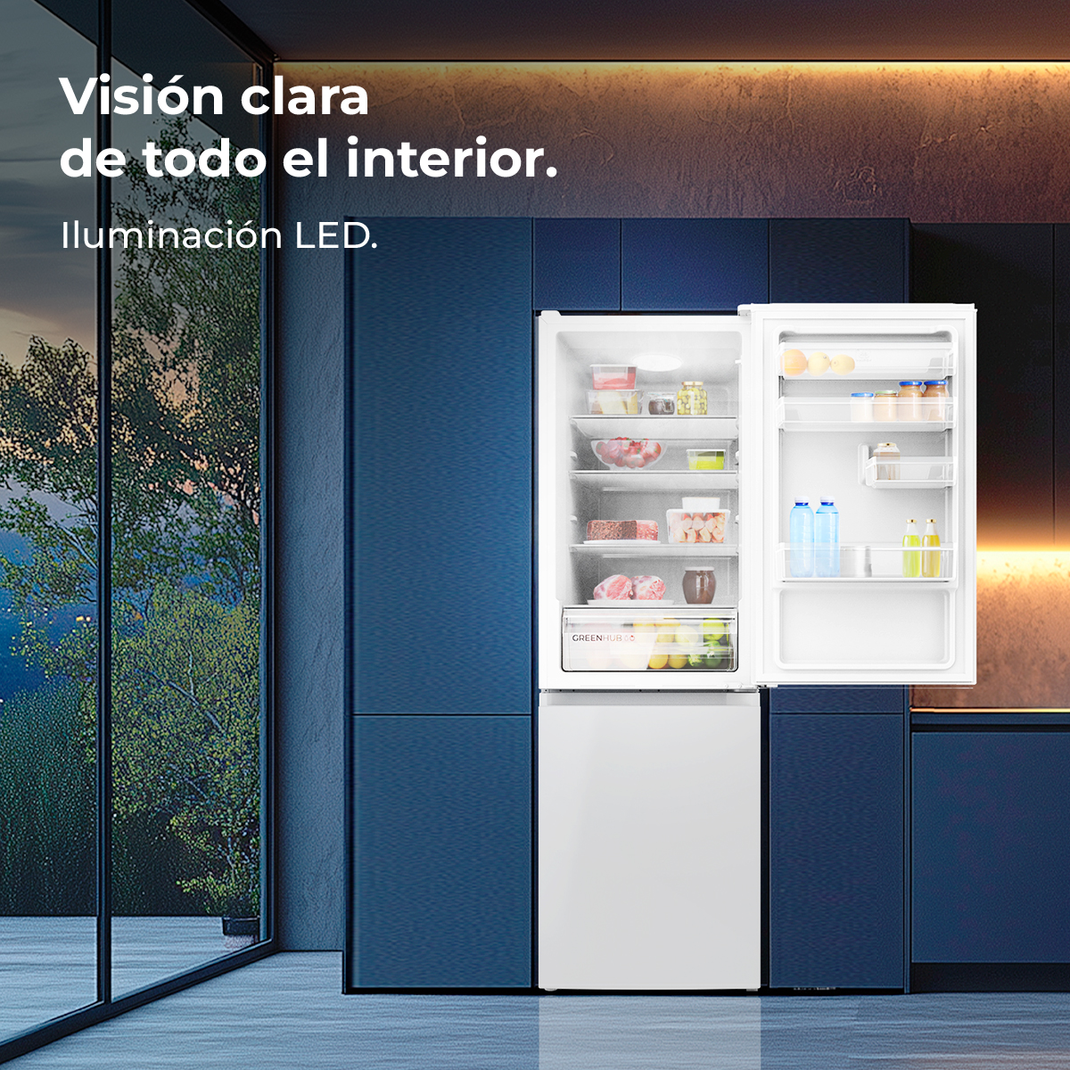 Frigorífico blanco en cocina azul con interior iluminado, abastecido y texto.