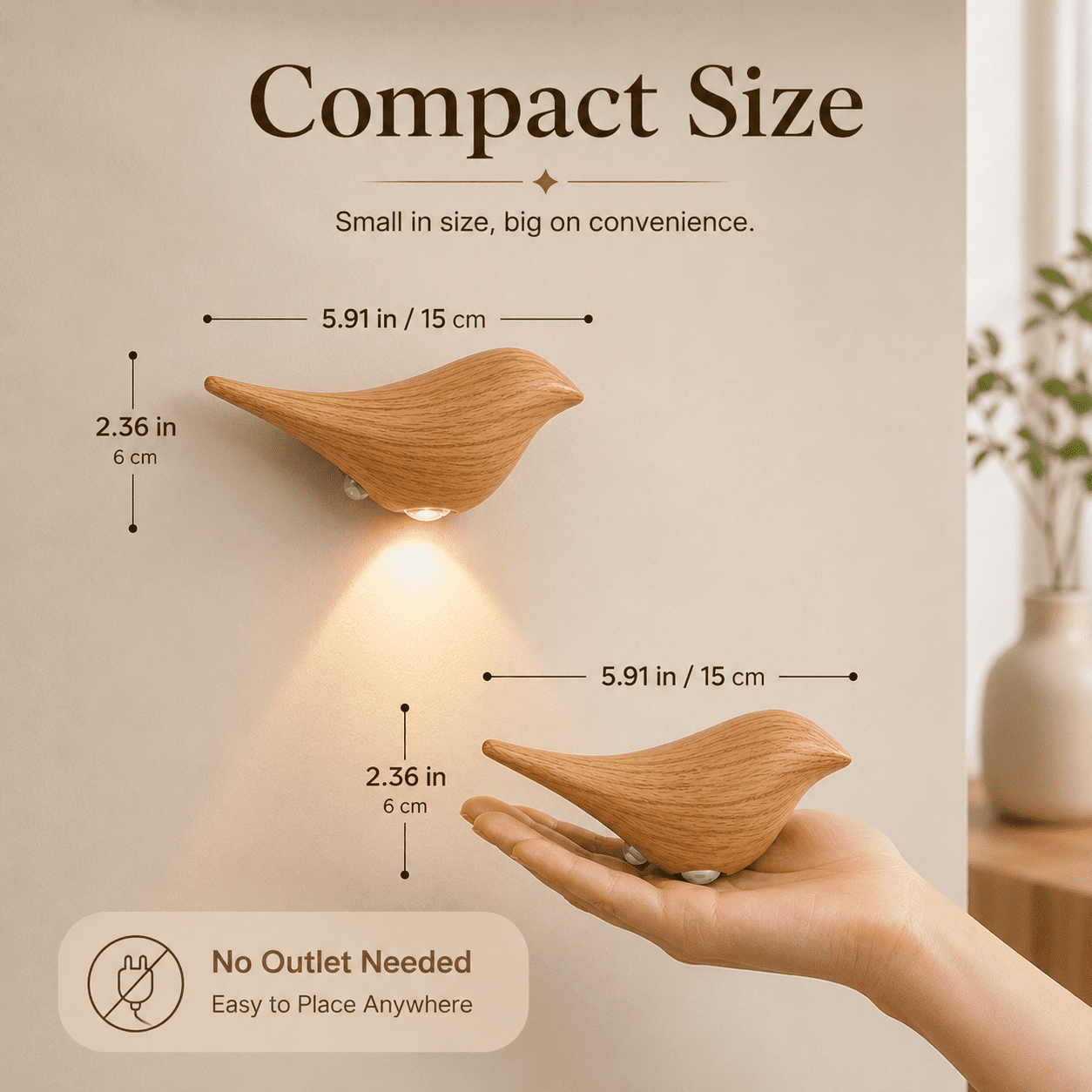 Holzvogel-Wandlampe mit Maßen, Text Compact Size und einer Hand, die einen Vogel hält.