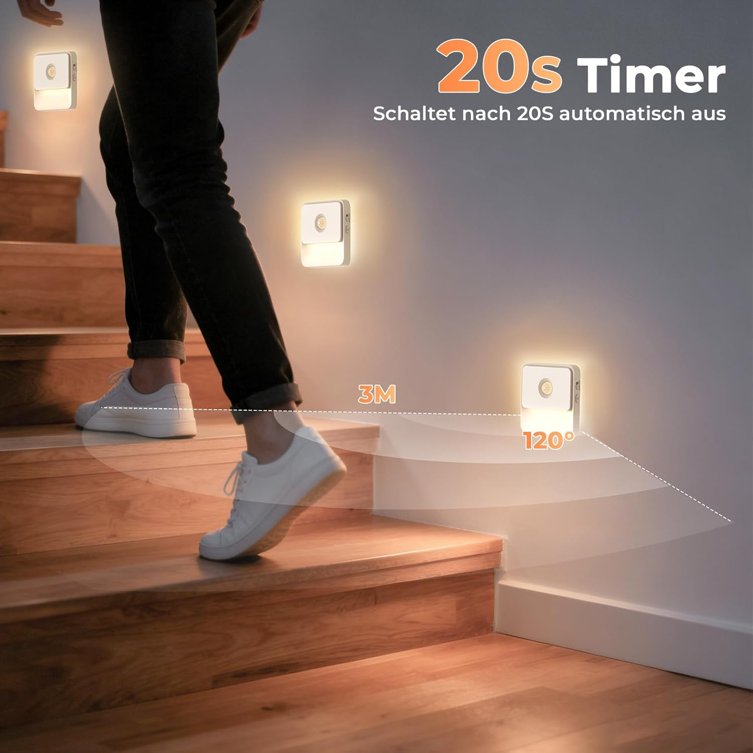 Person geht Treppe hinauf, beleuchtet durch smarte Wandleuchten mit Bewegungsmelder.