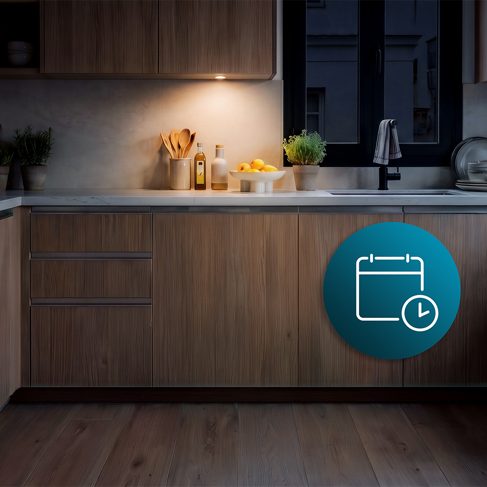 Una encimera de cocina moderna con armarios de madera, plantas y un icono de calendario en un círculo azul.