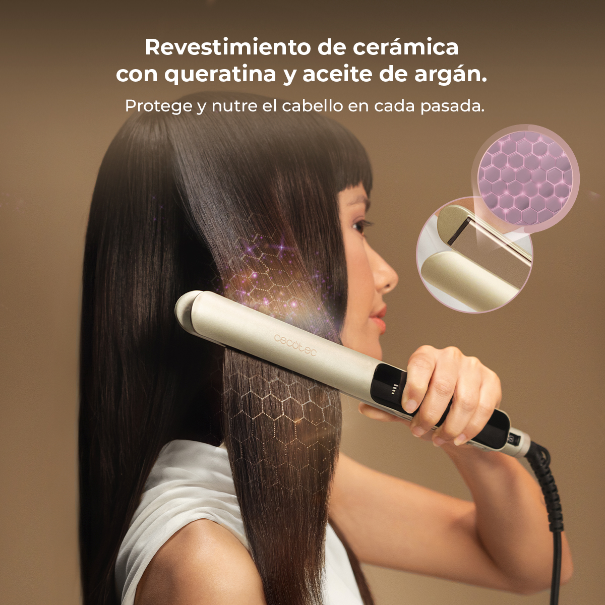 Una donna liscia i suoi lunghi capelli scuri con una piastra dorata con rivestimento in ceramica, cheratina e olio di argan.