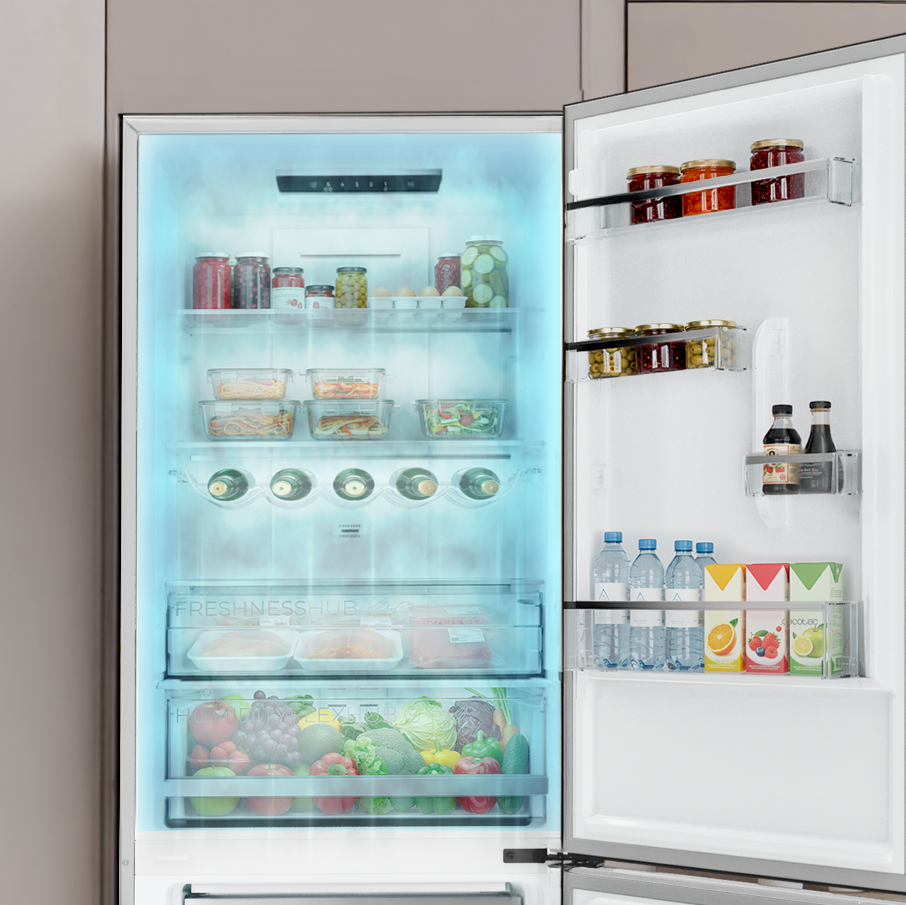 Un refrigerador moderno abierto lleno de comida, frascos y botellas, con un interior azul brillante.