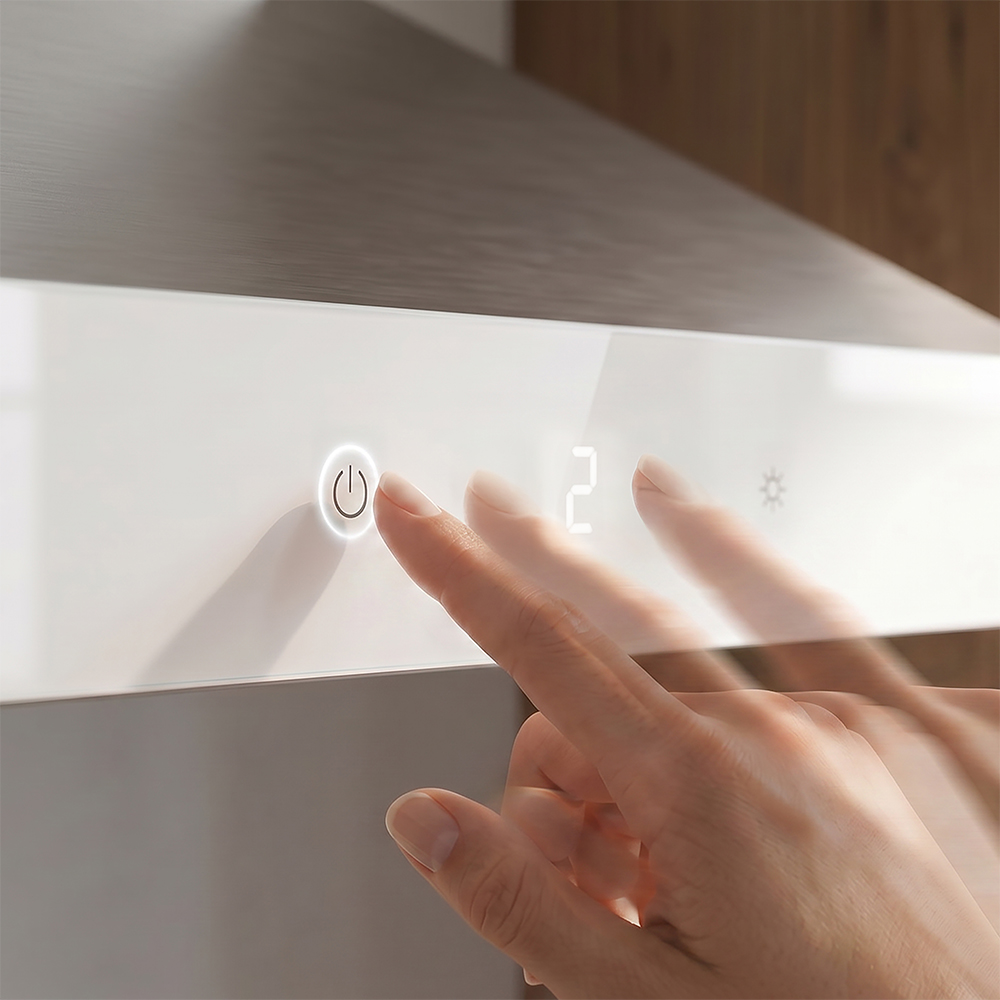 Una mano toca el botón de encendido en un panel de control blanco.
