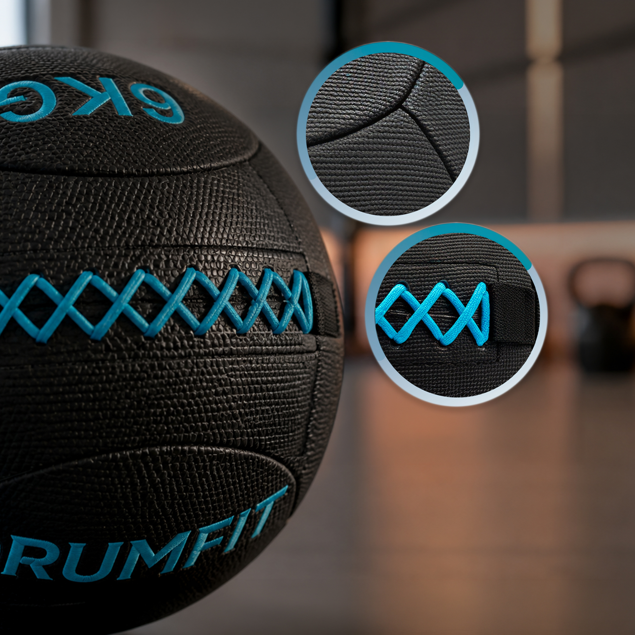 Un balón medicinal negro con costuras y logotipo azules, mostrado en primer plano con dos detalles circulares aumentados.