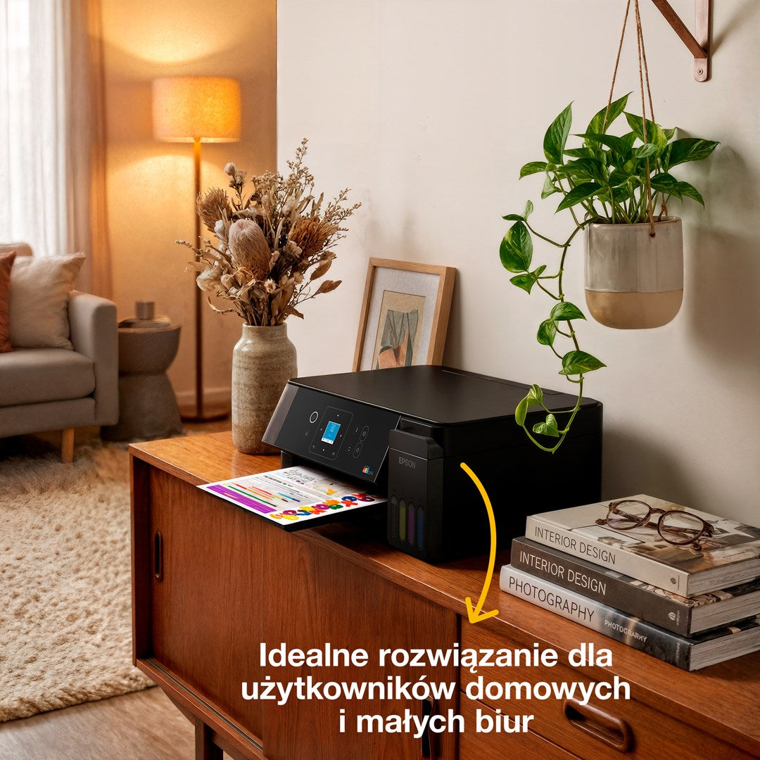 Czarna drukarka stoi na drewnianej komodzie w salonie, otoczona roślinami i dekoracjami.