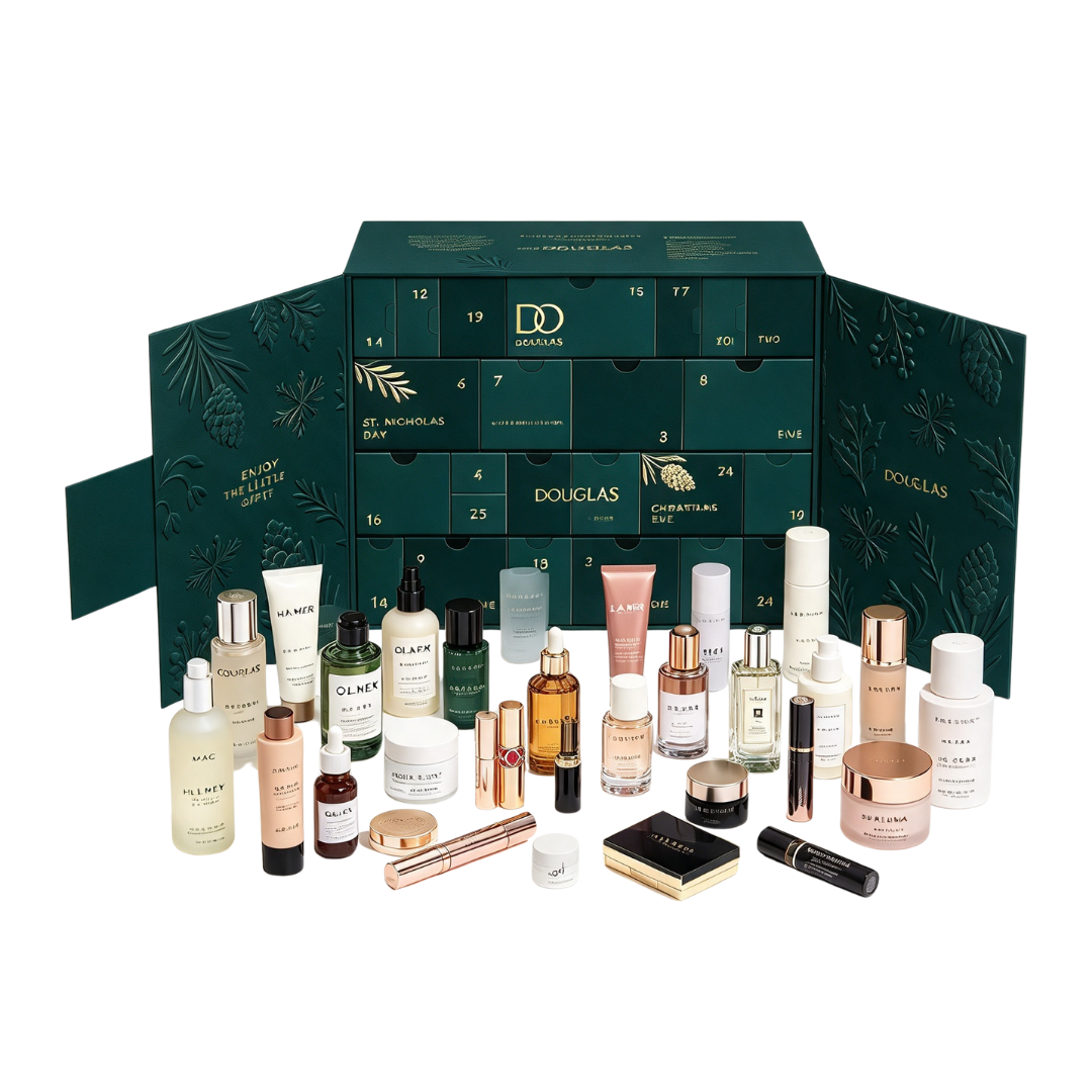 Ein geöffneter dunkelgrüner Douglas Adventskalender, umgeben von Kosmetik- und Pflegeprodukten.