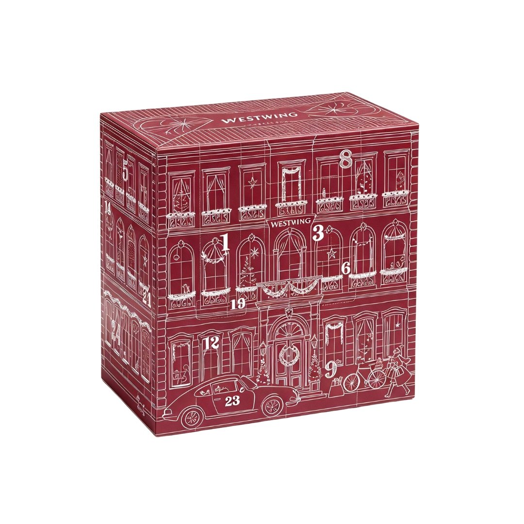 Ein roter Adventskalender im Hausdesign mit weißen winterlichen Illustrationen und nummerierten Fenstern.