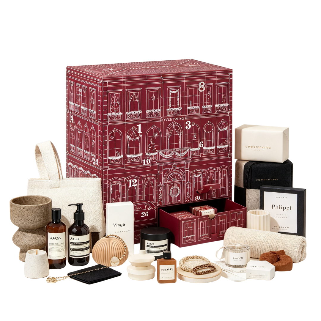 Roter Adventskalender im Hausdesign, umgeben von Kosmetik, Beuteln und Lifestyle-Produkten.