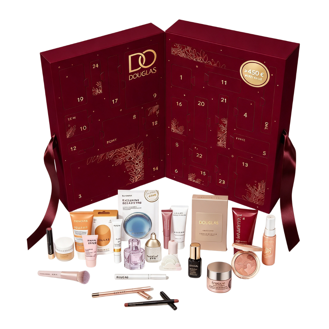 Ein offener roter Douglas Adventskalender mit verschiedenen Kosmetikprodukten davor aufgereiht.