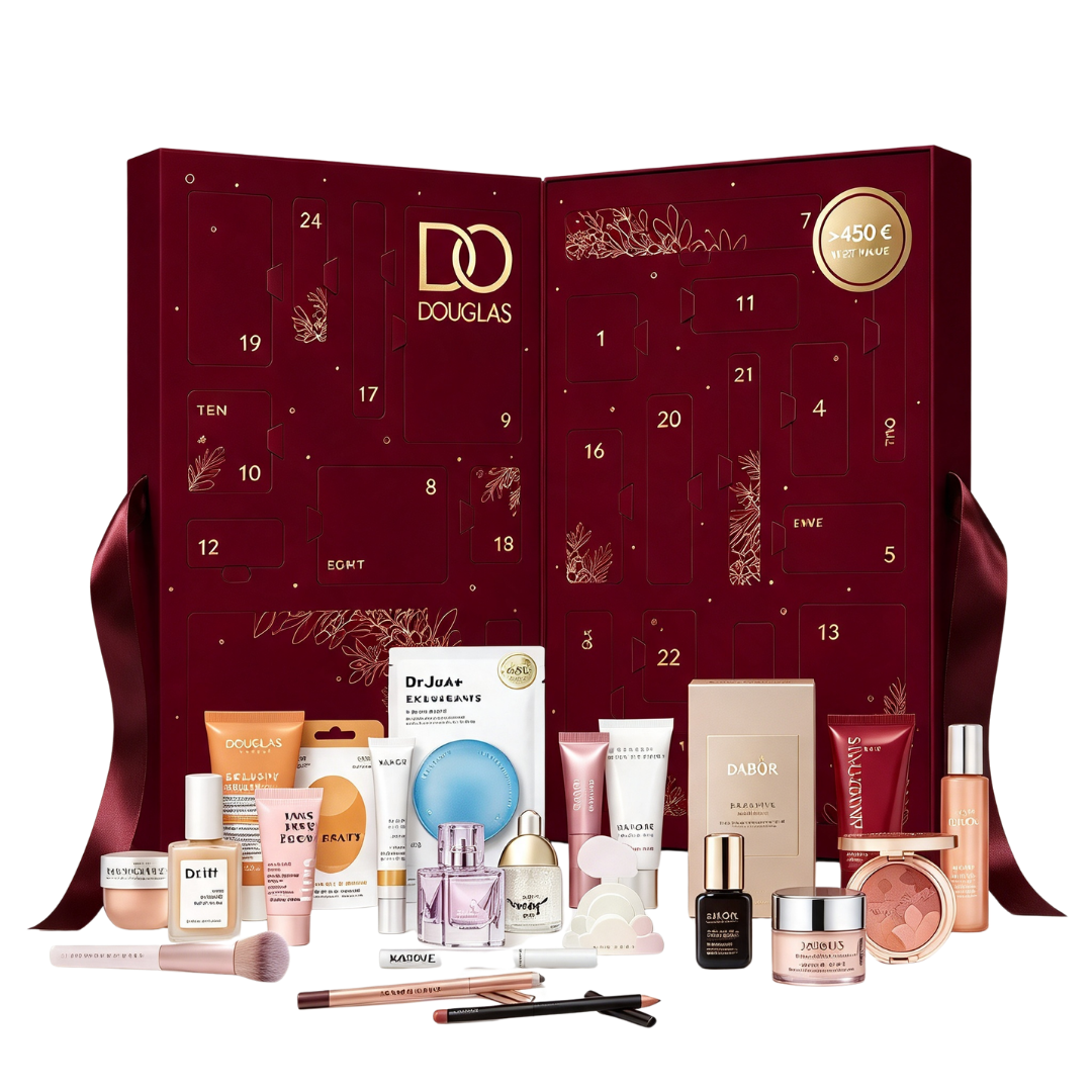 Ein roter Douglas Adventskalender, geöffnet und präsentiert mit verschiedenen Kosmetikprodukten davor.