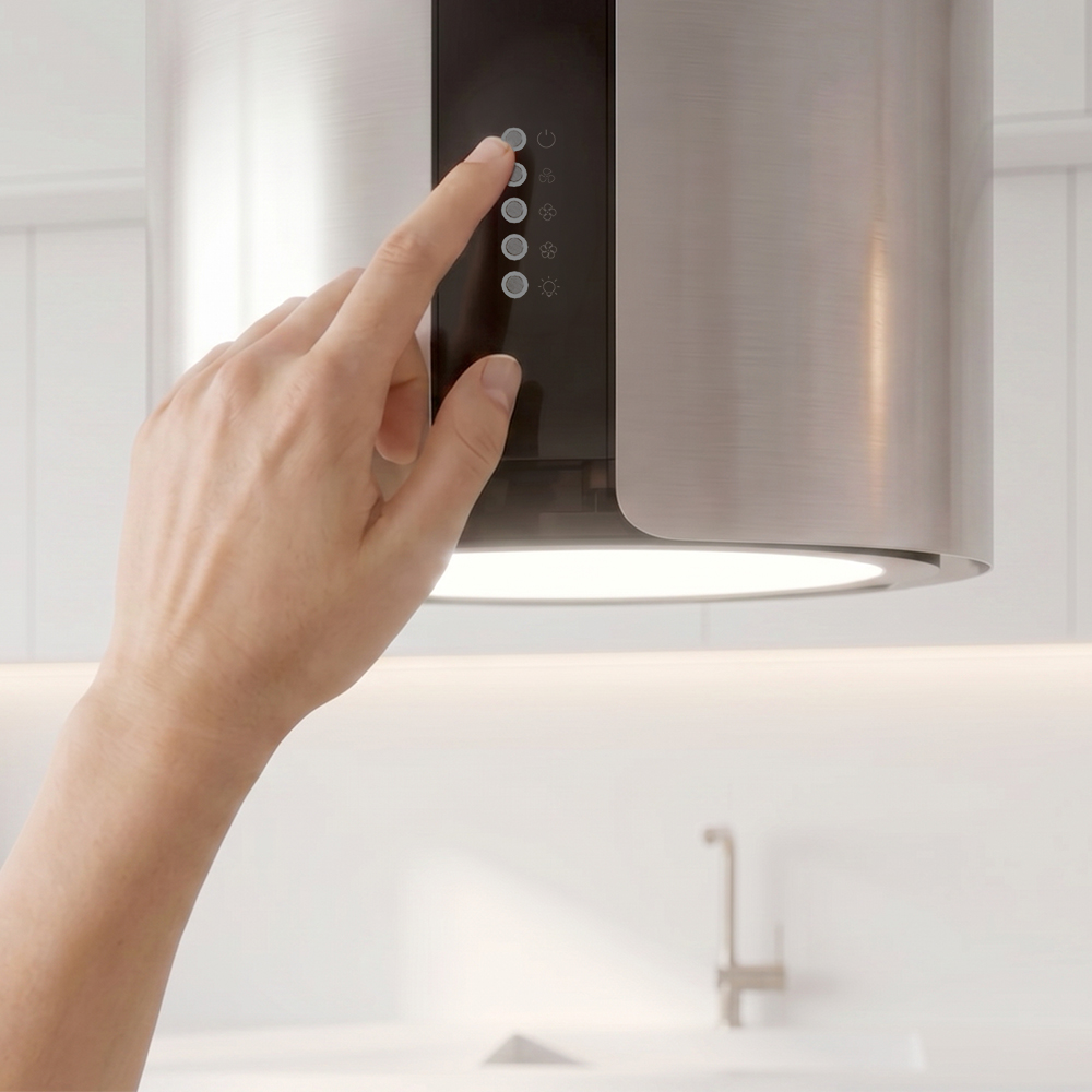 Una mano presiona el panel táctil negro de una moderna campana extractora de acero inoxidable.