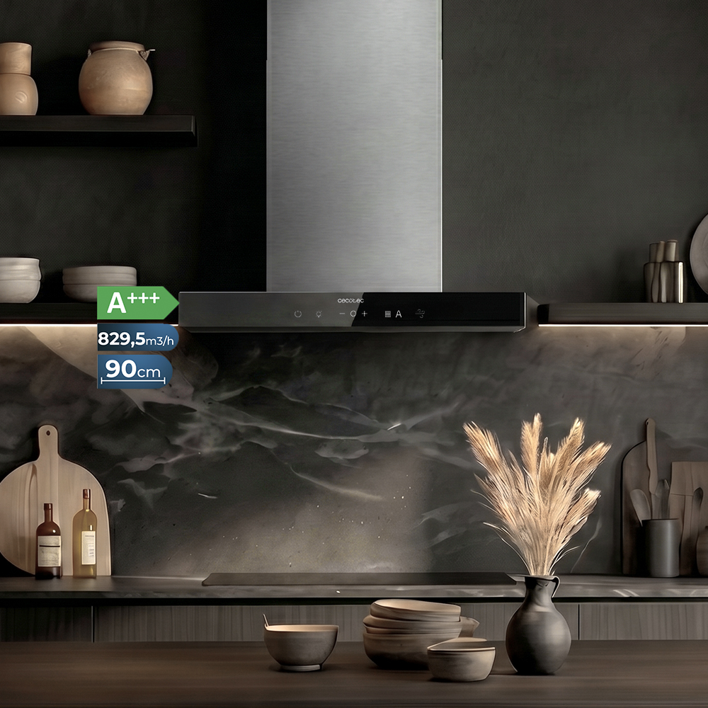 Una cocina moderna con campana extractora de acero inoxidable, salpicadero de mármol oscuro y tablas de cortar.