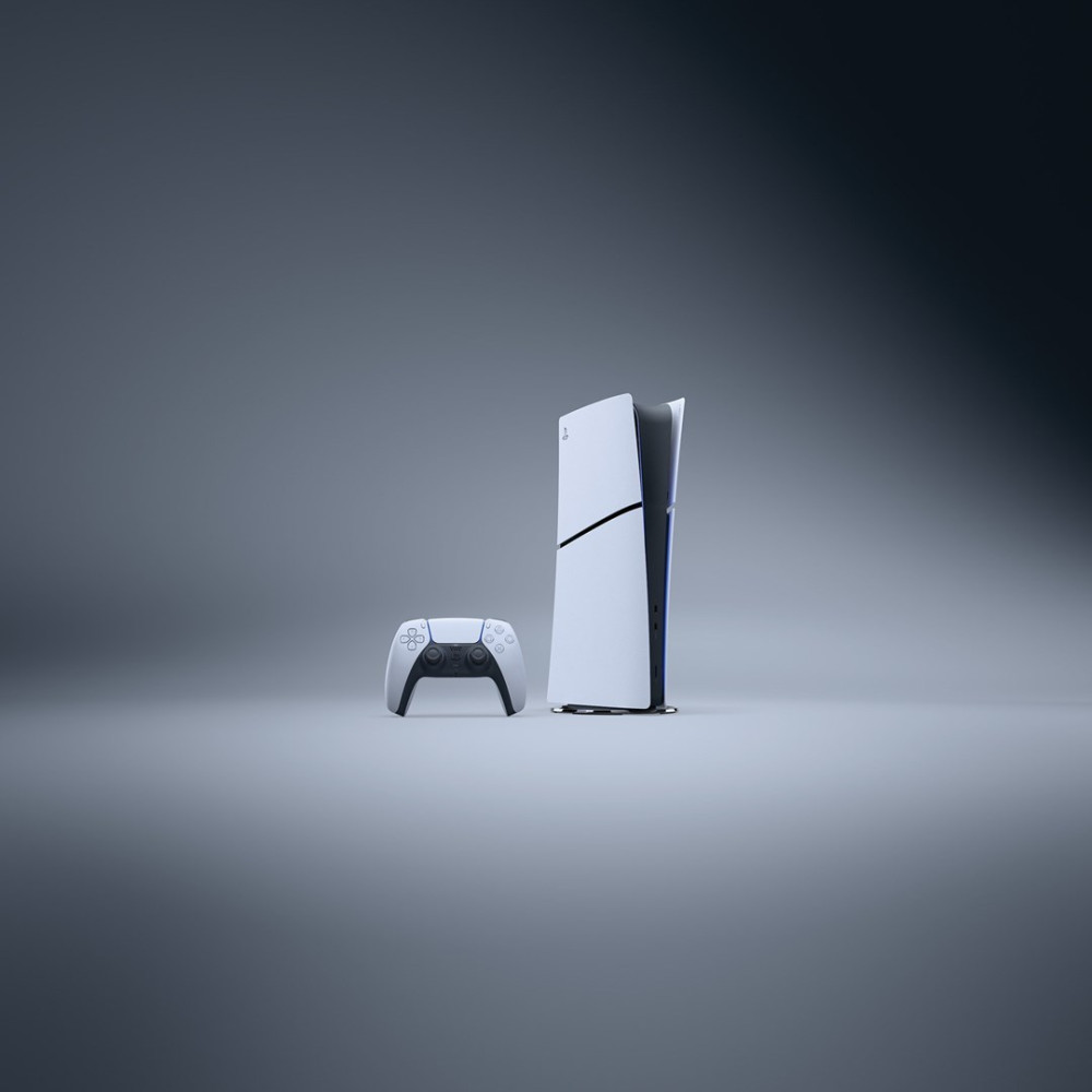 Een wit-zwarte PlayStation 5-console staat rechtop naast de bijbehorende draadloze controller op een grijs oppervlak.