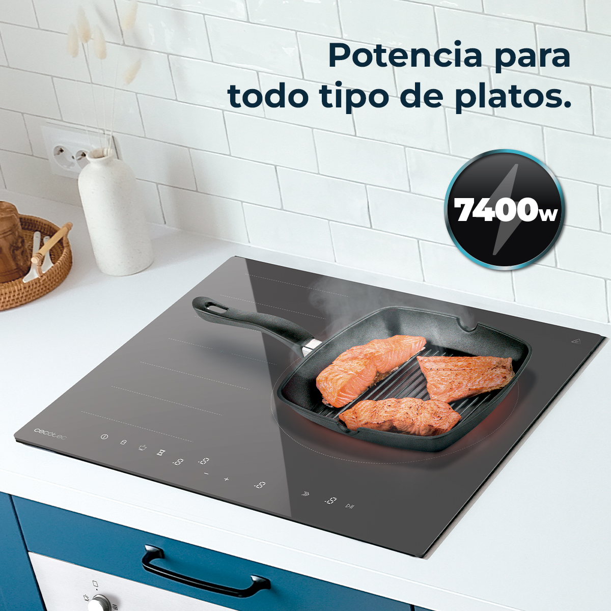 Filetes de salmón cocinándose en una sartén grill sobre placa de inducción negra.