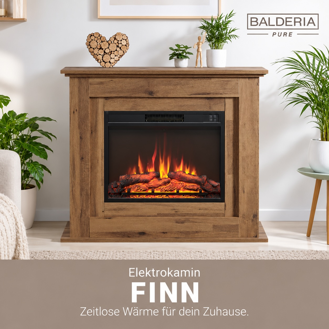 Ein elektrischer Kamin in Holzoptik mit Kunstflammen, dekoriert mit Pflanzen, Holzdeko und Textkasten.