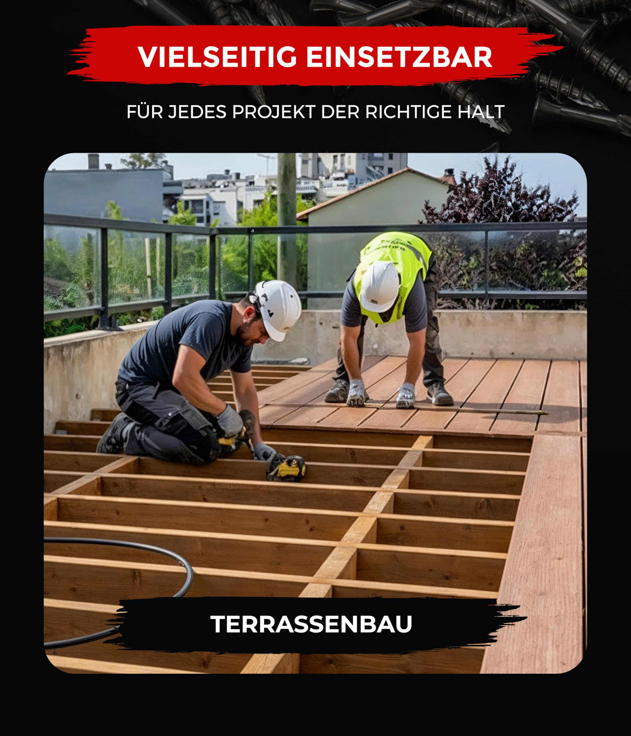 Zwei Handwerker in Schutzkleidung bauen auf einer Dachterrasse eine Holzterrasse.