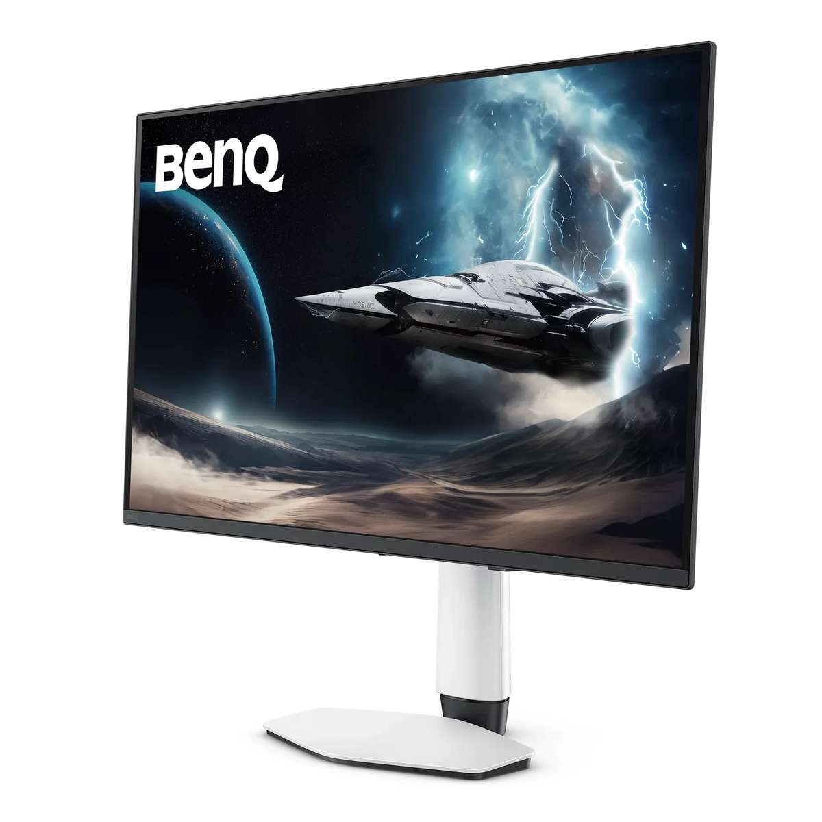Beyaz ayaklı BenQ monitör, uzay gemisi ve gezegen içeren bir bilim kurgu sahnesi gösteriyor.