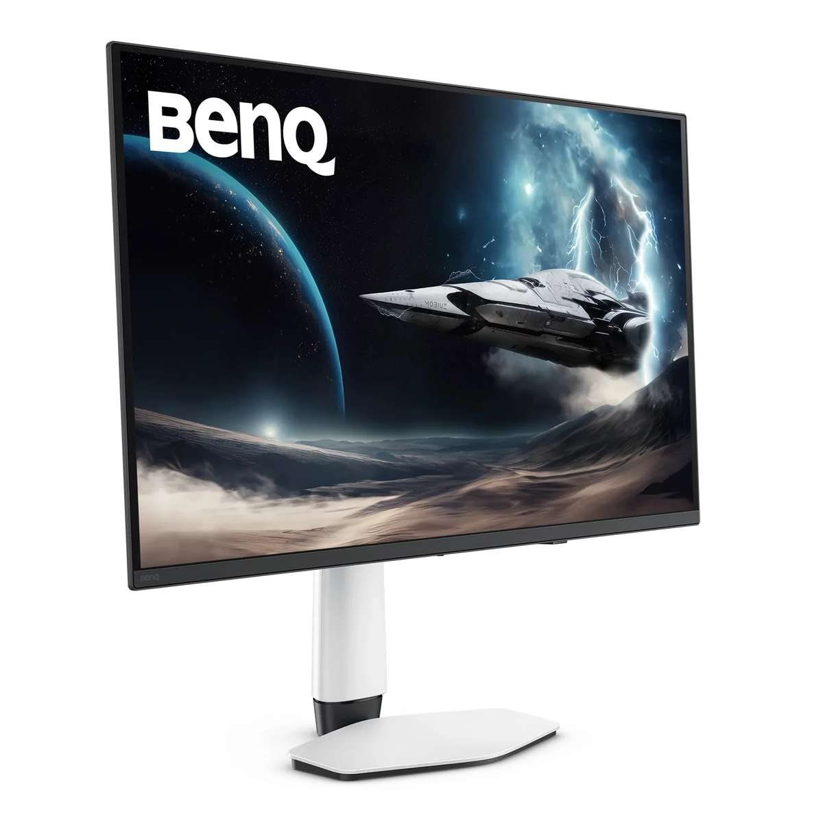 Beyaz ayaklı BenQ monitör, bir gezegen üzerinde uzay gemisi ve şimşekler içeren bilim kurgu görseli gösteriyor.