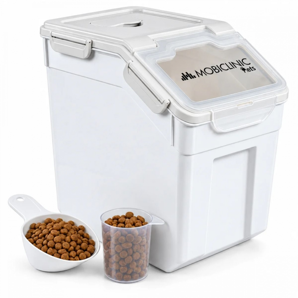 Un contenedor blanco de comida para mascotas con tapa transparente, una cuchara dosificadora y un vaso.