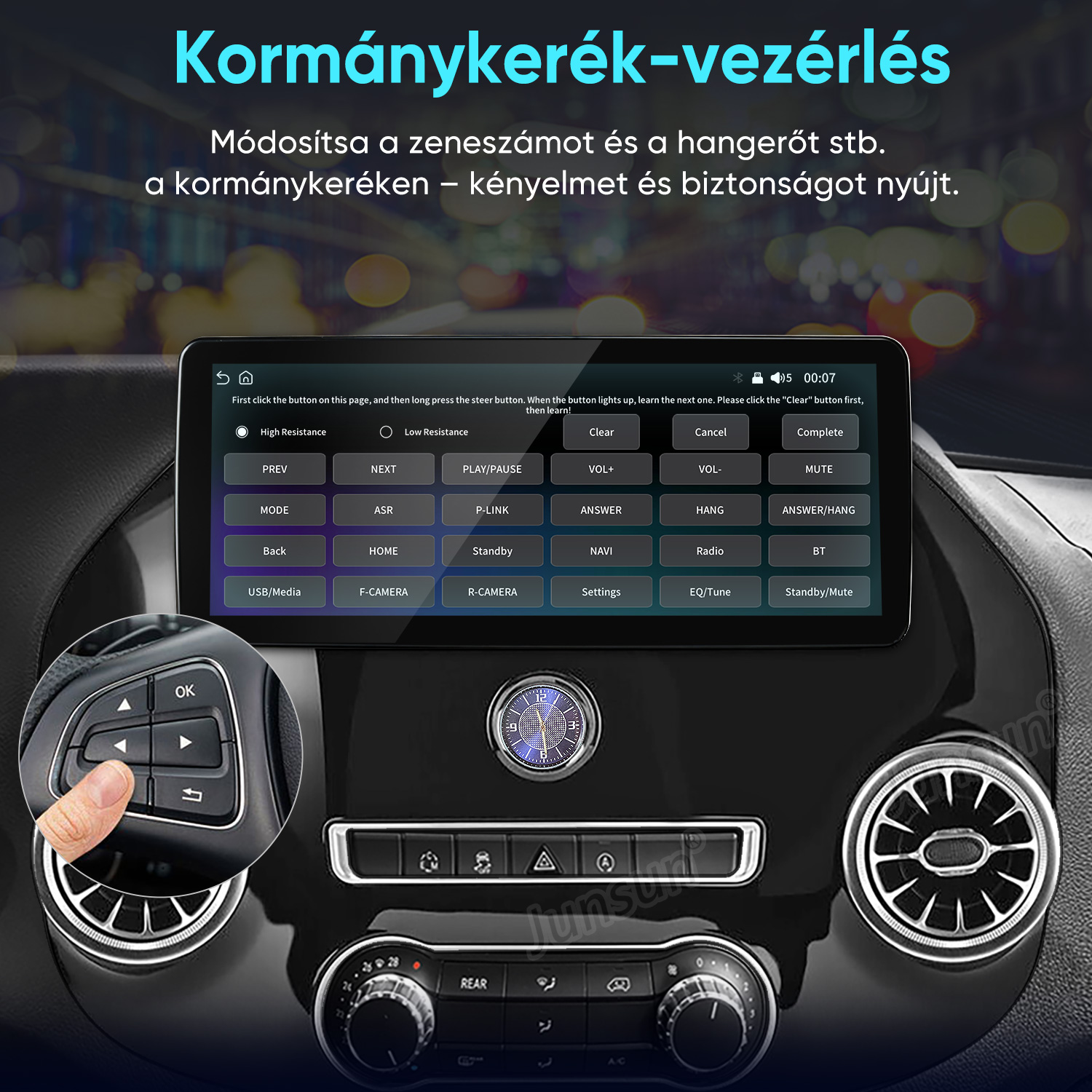 Autó műszerfal érintőképernyős kijelzővel és kormánykerék-vezérléssel, magyar felirattal.