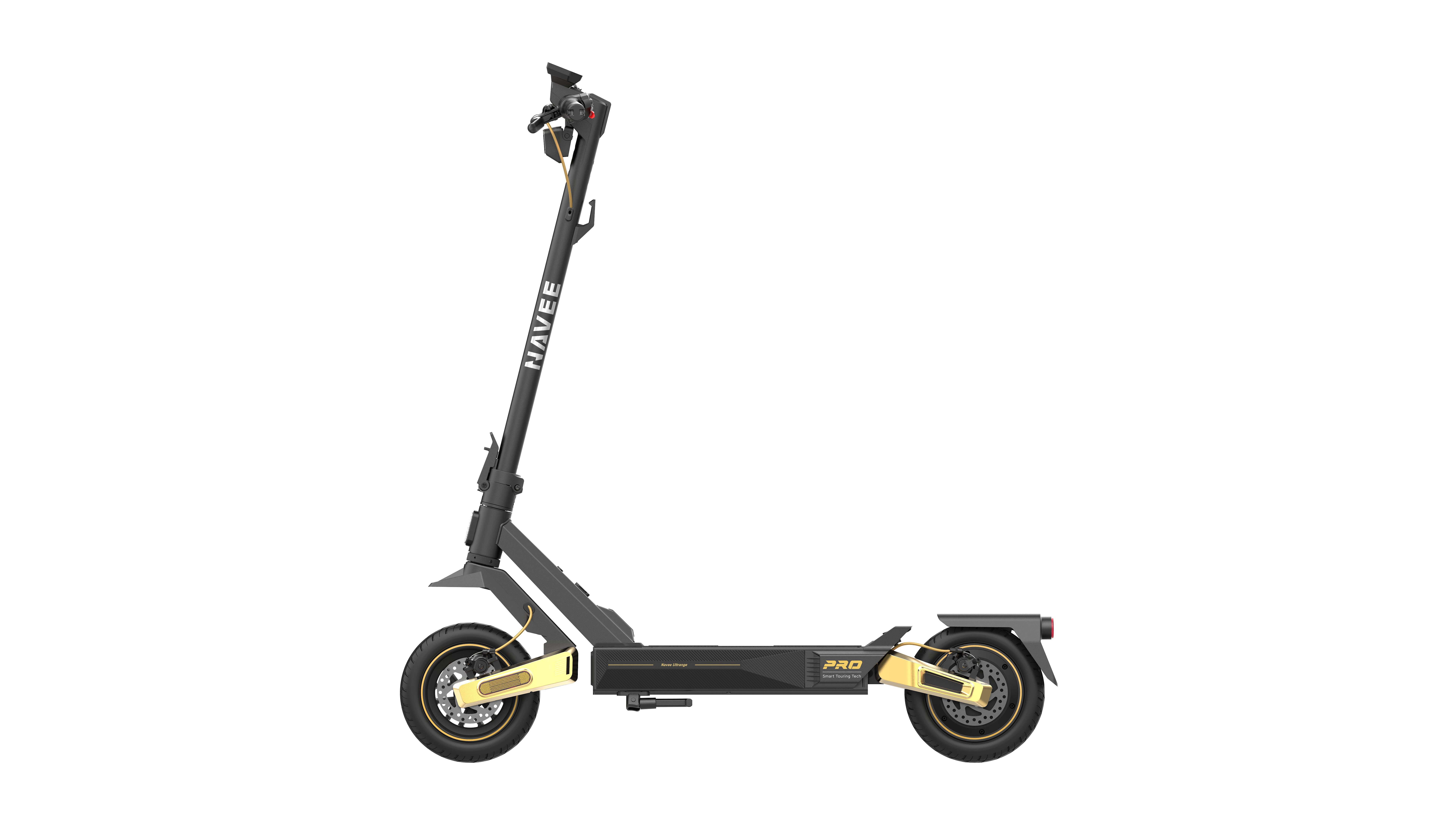 Ein schwarzer E-Scooter mit goldenen Akzenten steht auf weißem Hintergrund.