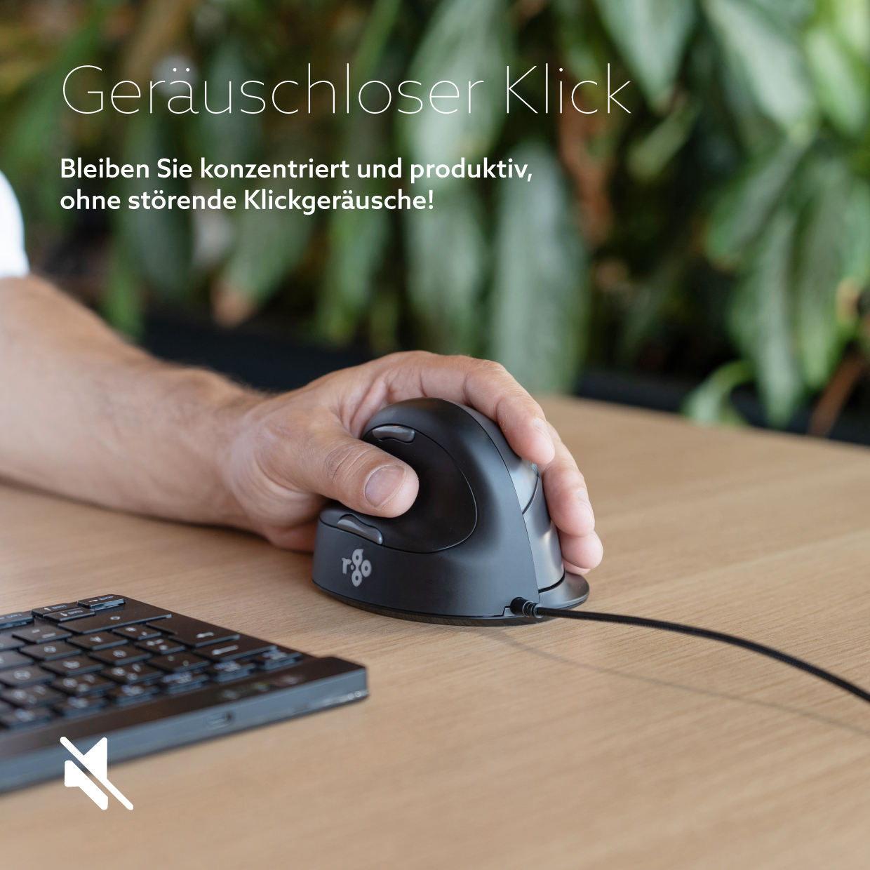 Mano usando un ratón vertical negro ergonómico en un escritorio de madera junto a un teclado.