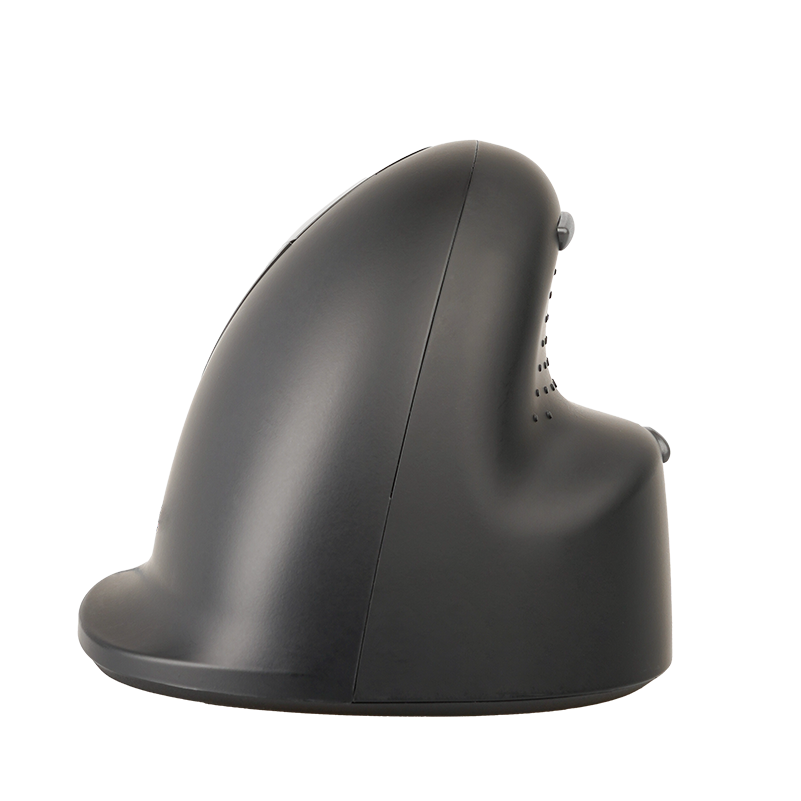 Un ratón de ordenador vertical ergonómico negro visto de lado sobre un fondo negro.