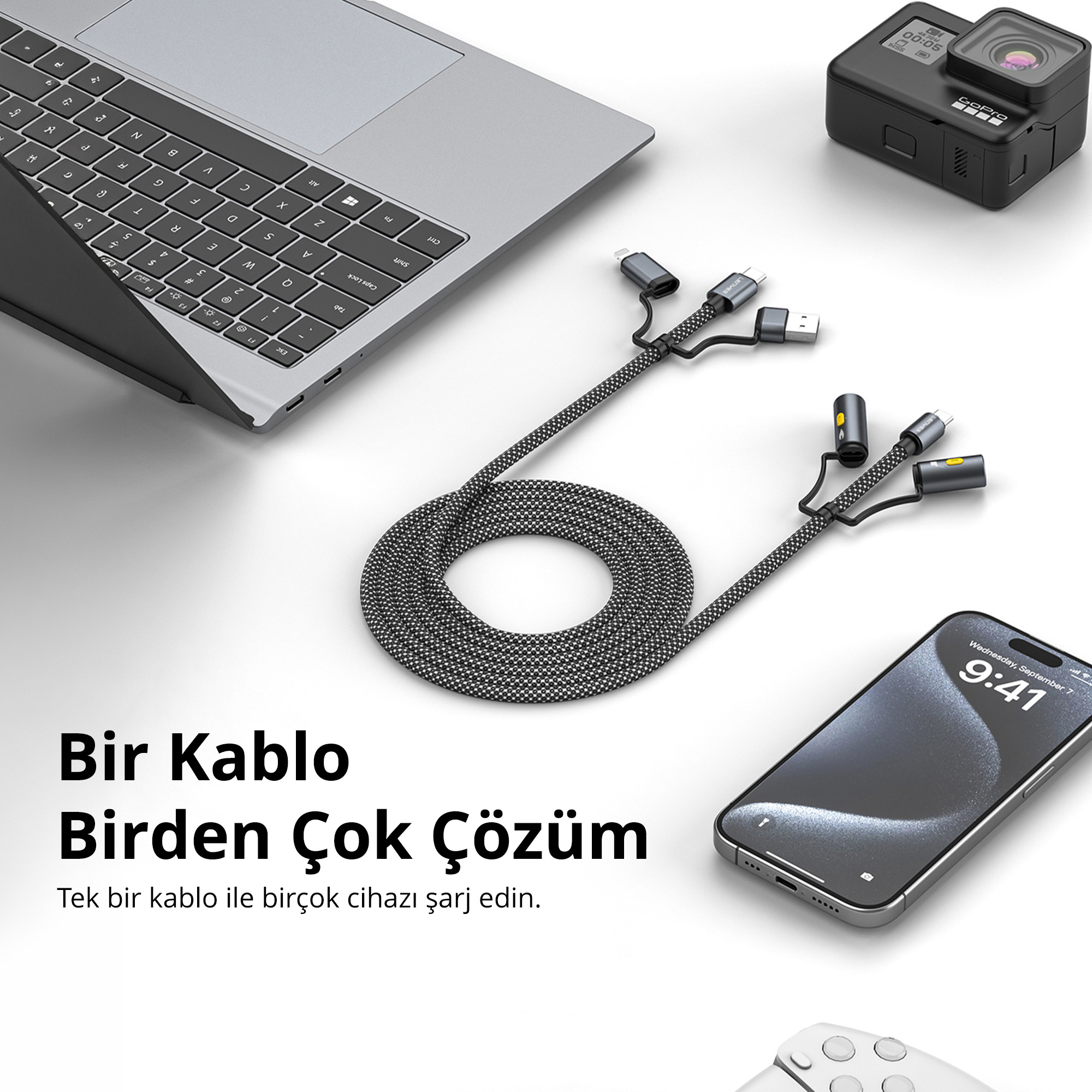 Örgülü çoklu cihaz şarj kablosu, dizüstü bilgisayar, akıllı telefon ve aksiyon kamerasıyla beyaz bir zemin üzerinde.